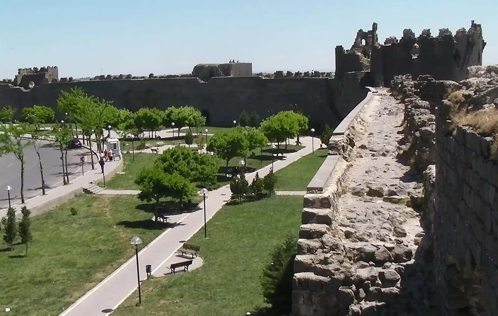 Diyarbakır'ın bazalt surları, burçları ve surların dibindeki park alanı