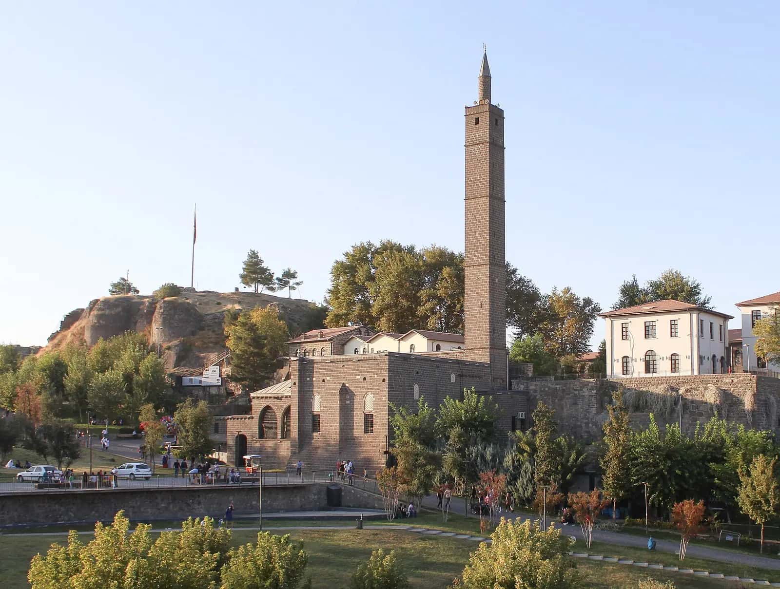 İçkale'de Hz. Süleyman Camii'nin bazalt gövdesi ve yüksek minaresi