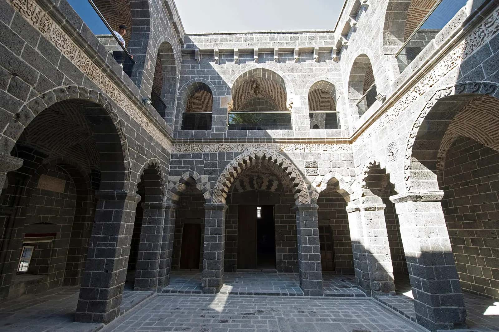 Mesudiye Medresesi'nin bazalt taştan iki katlı, kemerli avlusu