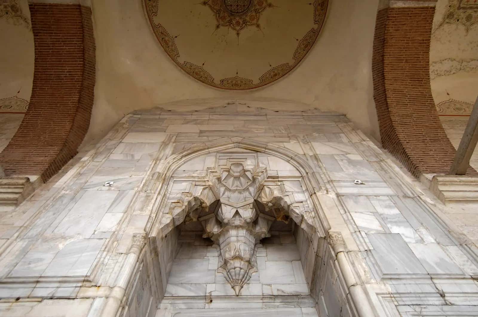Edirne Eski Cami'nin kesme taş gövdesi ve kubbeleri.