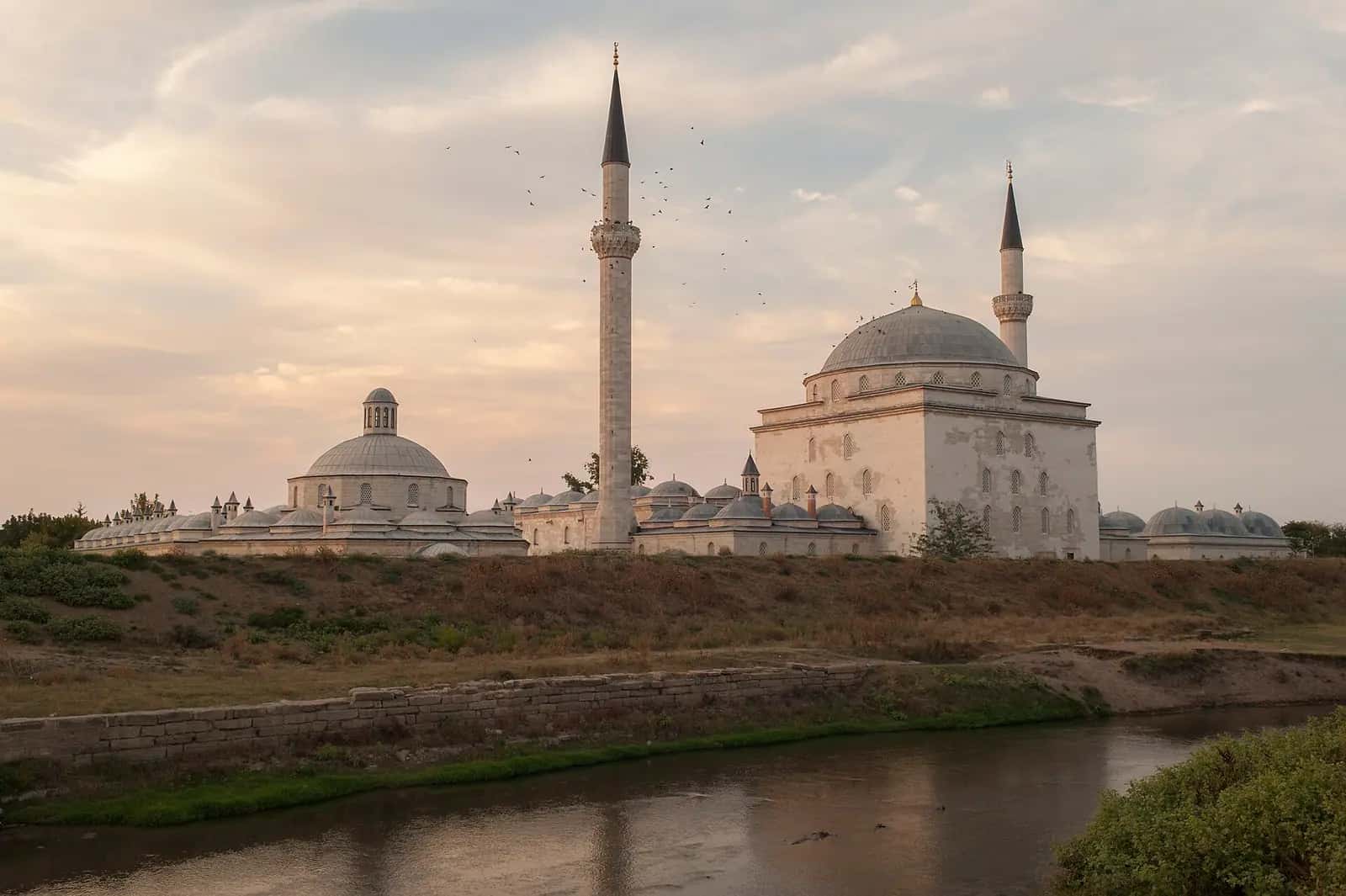 Edirne'de Tunca kıyısındaki II. Bayezid Külliyesi'nin kubbeli yapıları.