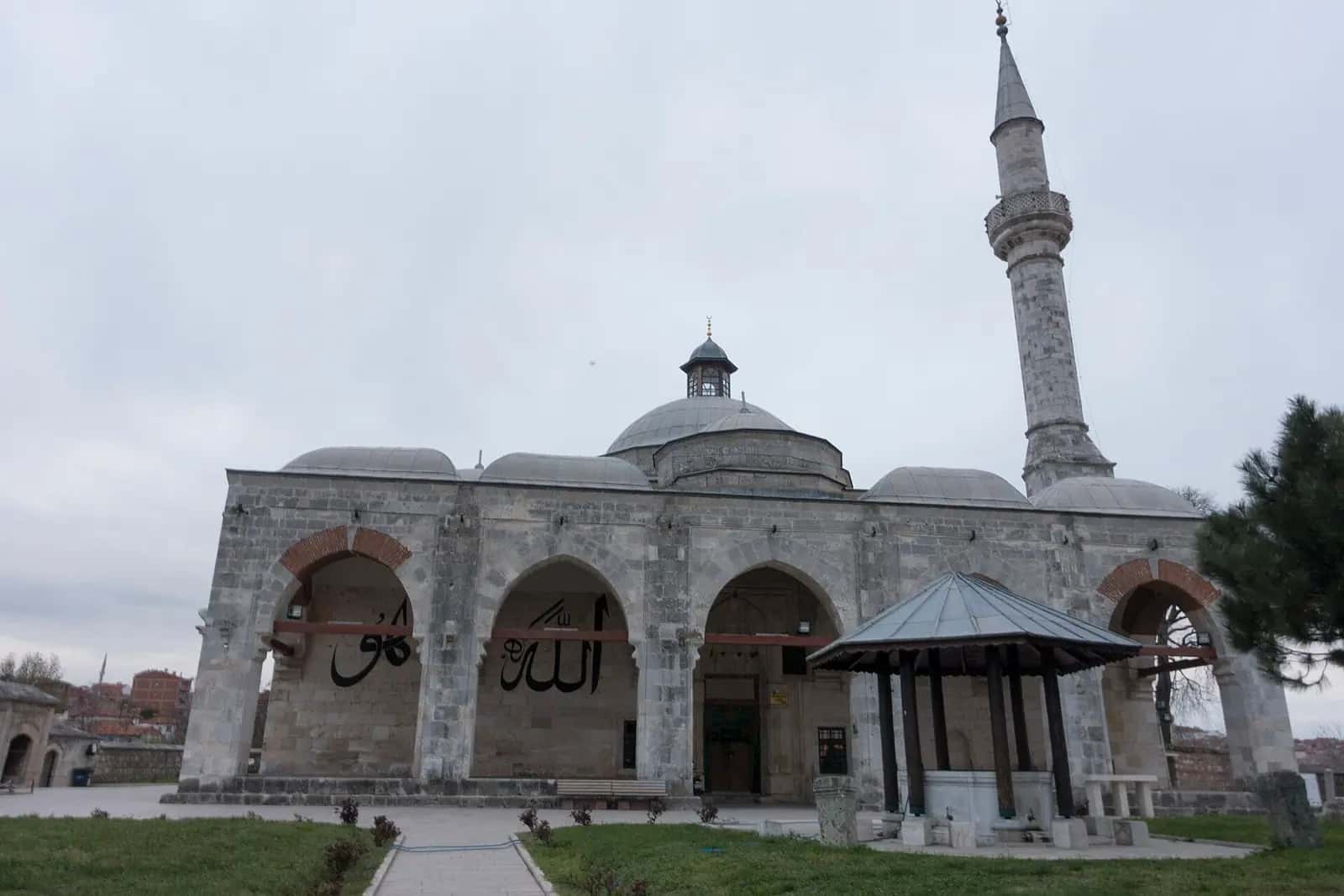 Edirne Muradiye Camii'nin tepe üzerindeki kesme taş gövdesi ve minaresi.