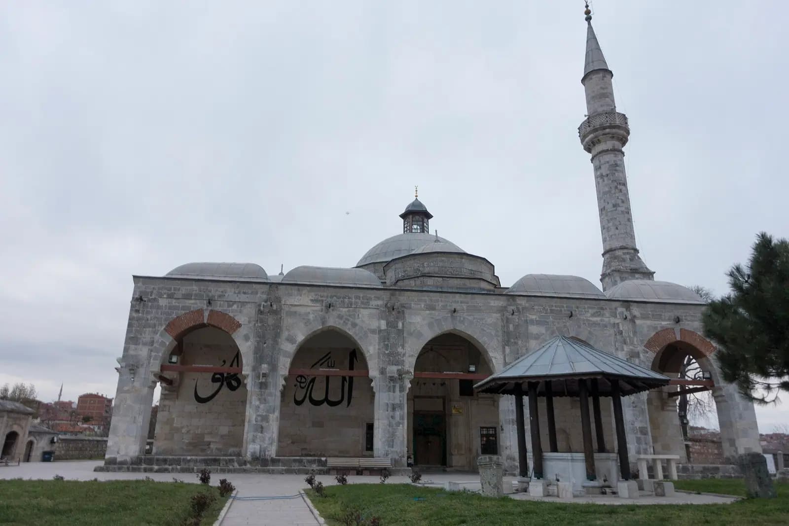 Edirne Muradiye Camii'nin tepe üzerindeki kesme taş gövdesi ve minaresi.