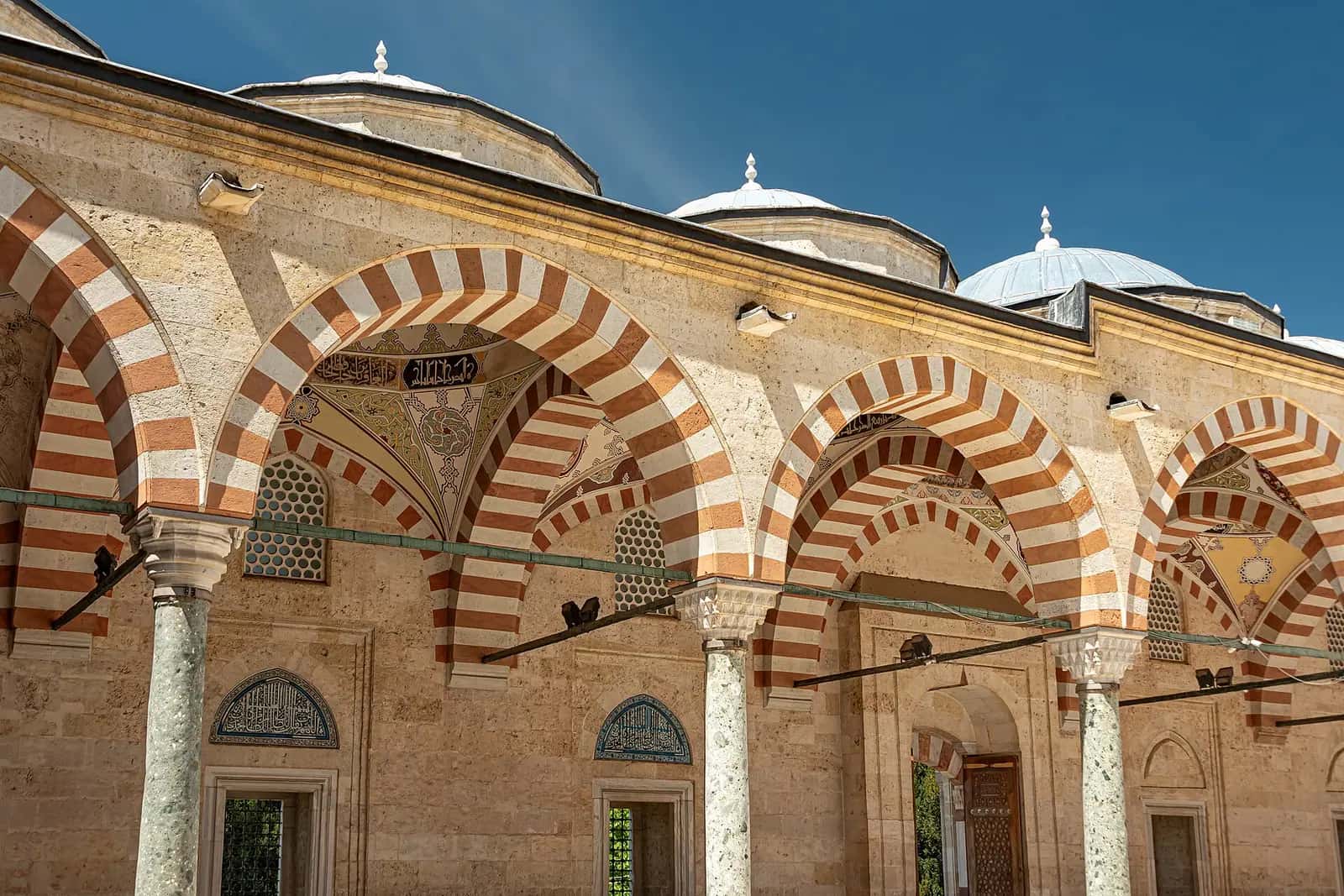 Edirne'deki Üç Şerefeli Cami'nin kubbesi ve minareleri.