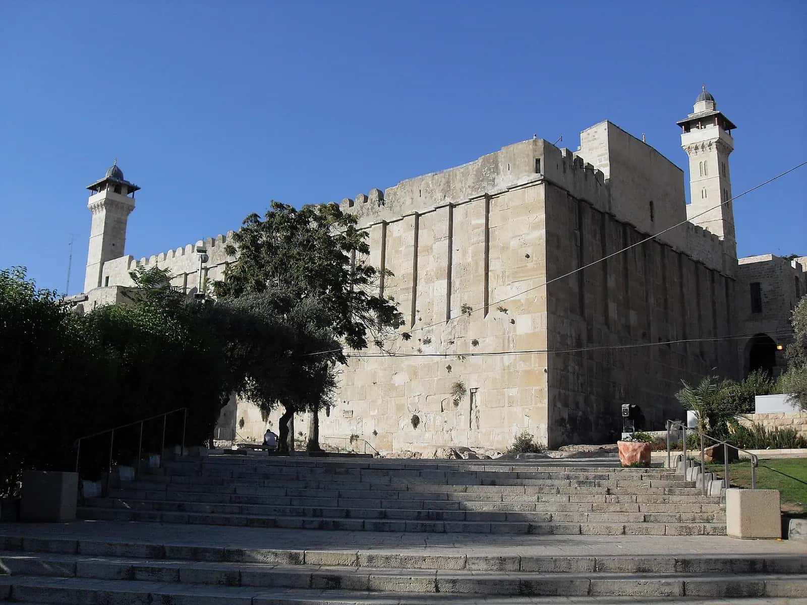 Harem-i İbrâhîmî'nin iri kesme taşlı Roma dönemi çevre duvarı ve Memlük minaresi