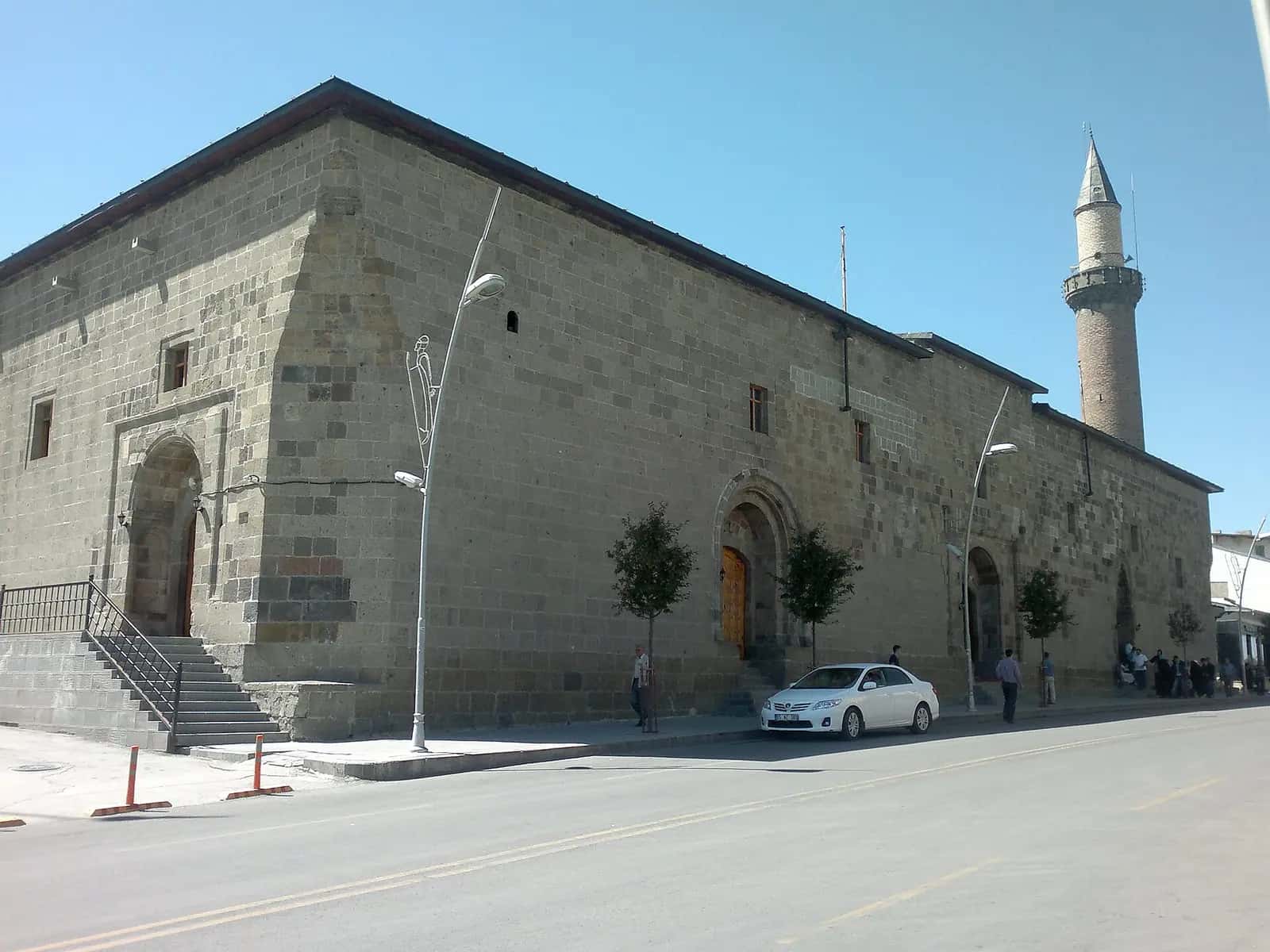 Erzurum Ulu Camii'nin kesme taş dış cephesi ve minaresi