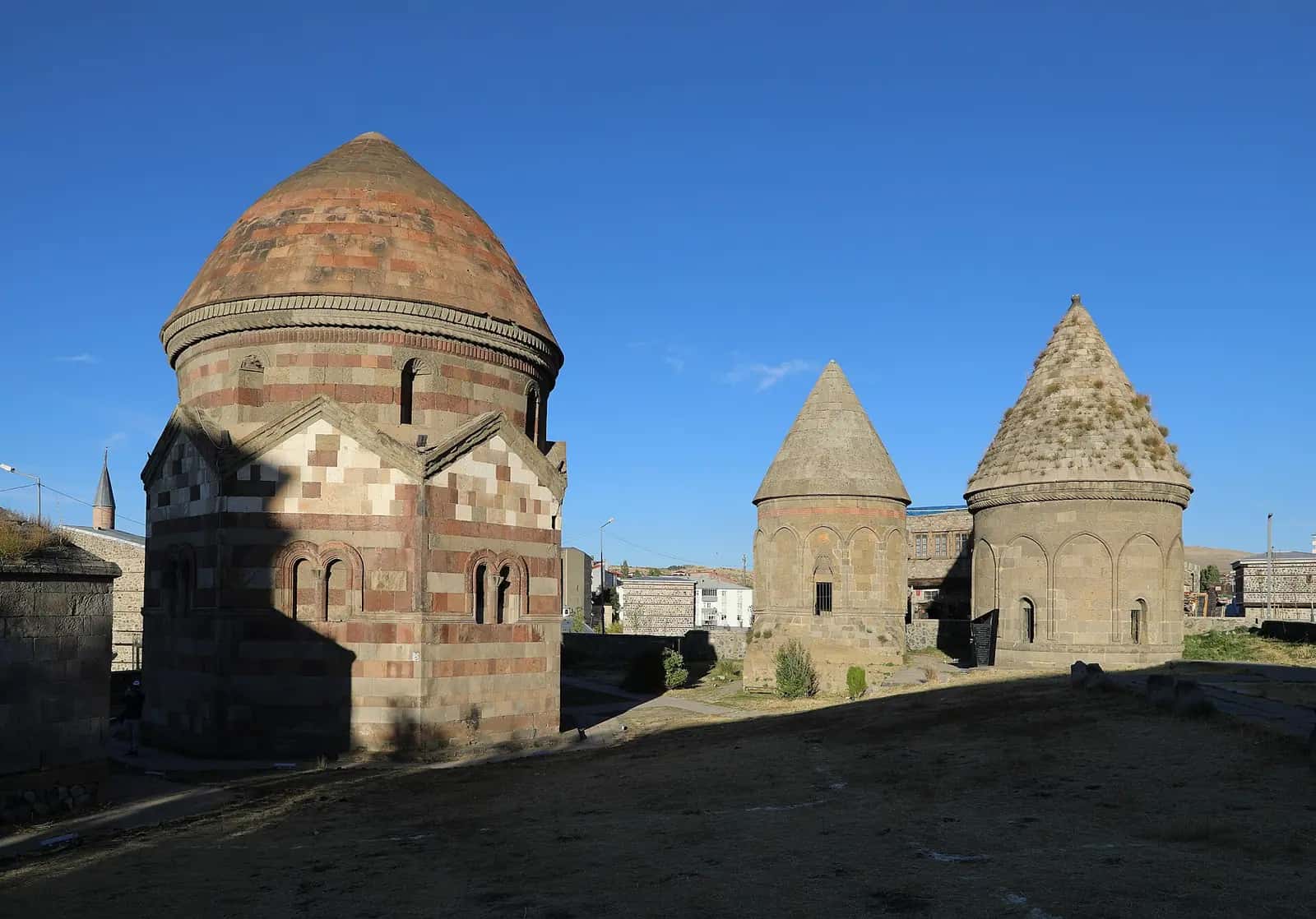 Üç Kümbetler: almaşık taş örgülü büyük kümbet ile konik külahlı iki kümbet