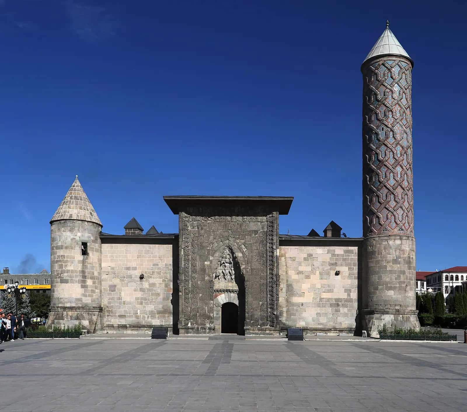 Yakutiye Medresesi'nin kabartmalı taç kapısı ve çini kakmalı tuğla minaresi
