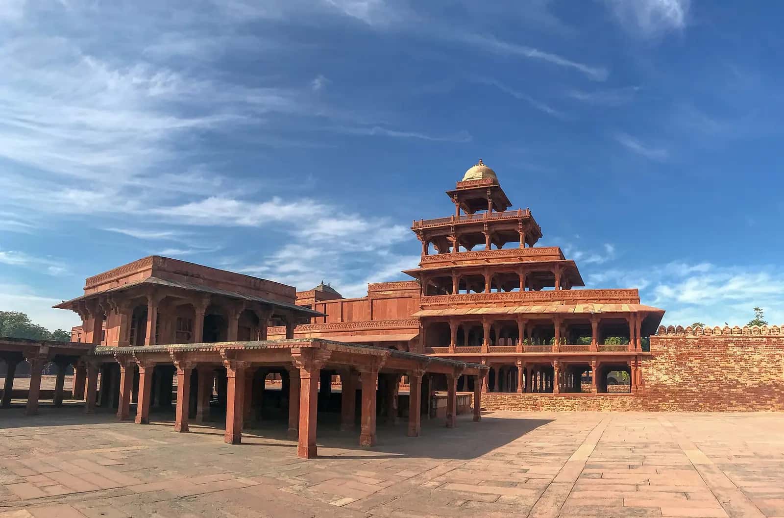 Fatehpur Sikri'de beş katlı, sütunlu kırmızı kumtaşı Pençe Mahal köşkü ve önündeki avlu