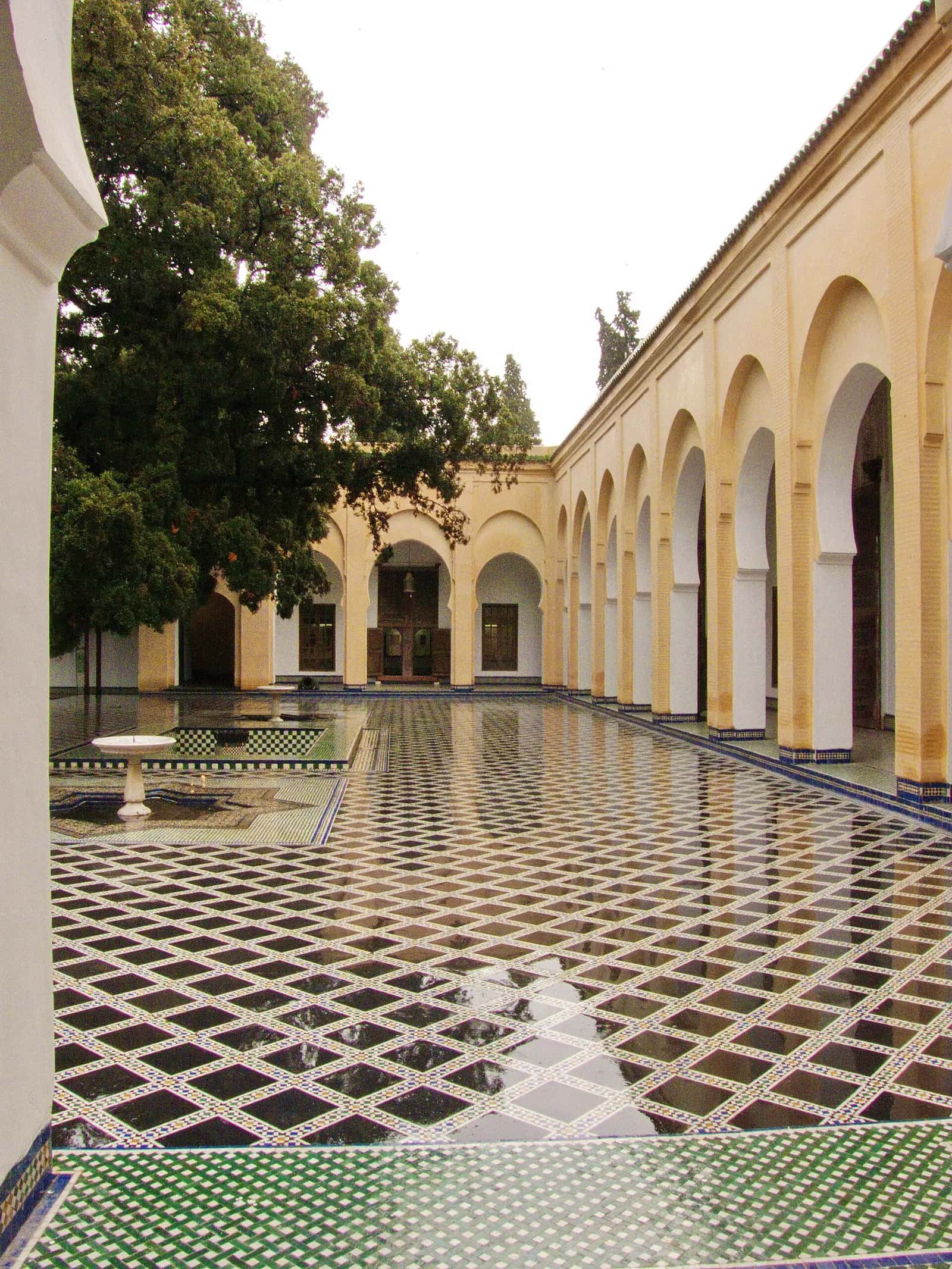 Fes'teki Batha Sarayı'nın avlusu