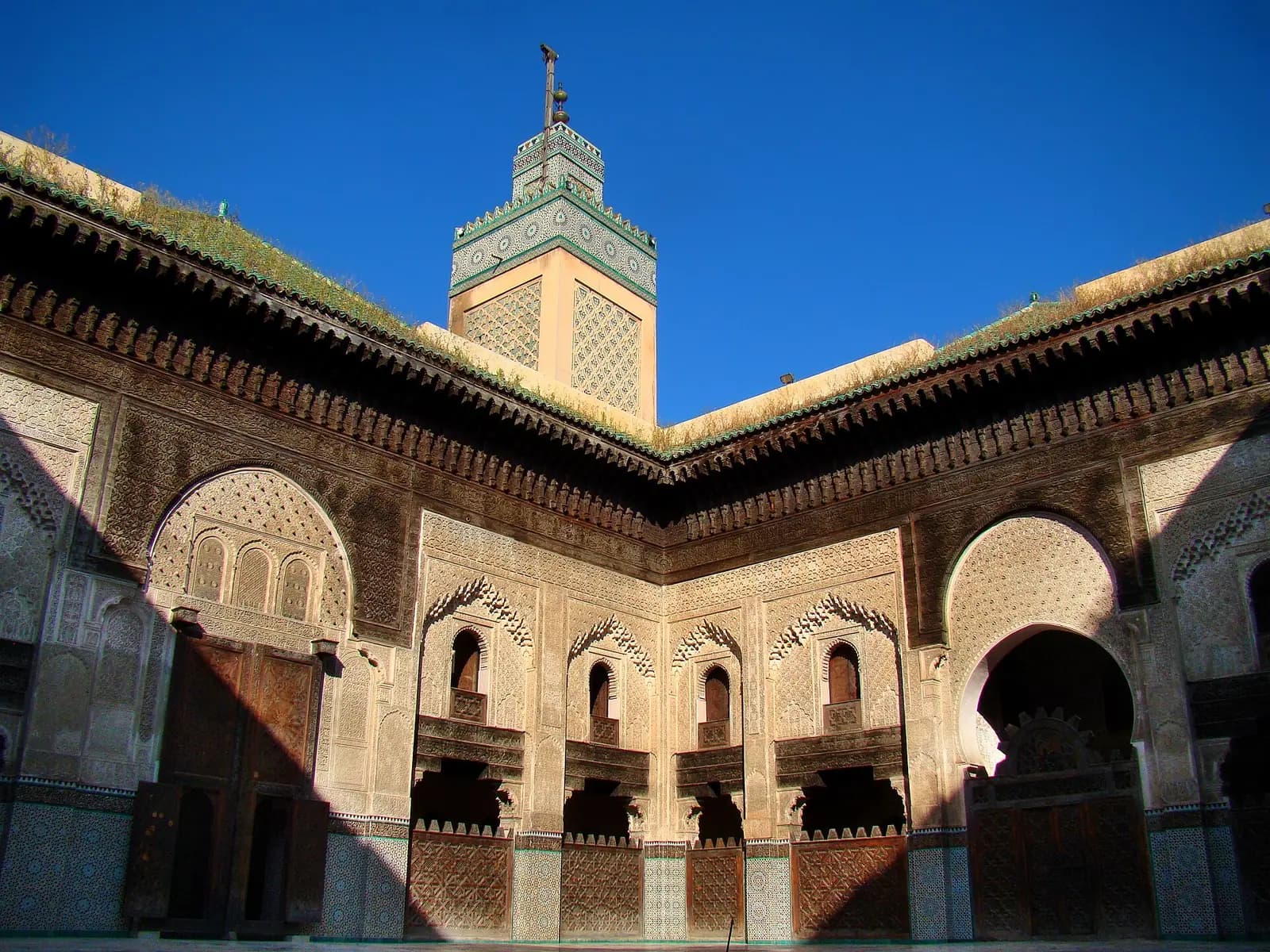 Bû İnâniye Medresesi'nin mermer döşeli avlusu ve süslemeli cepheleri