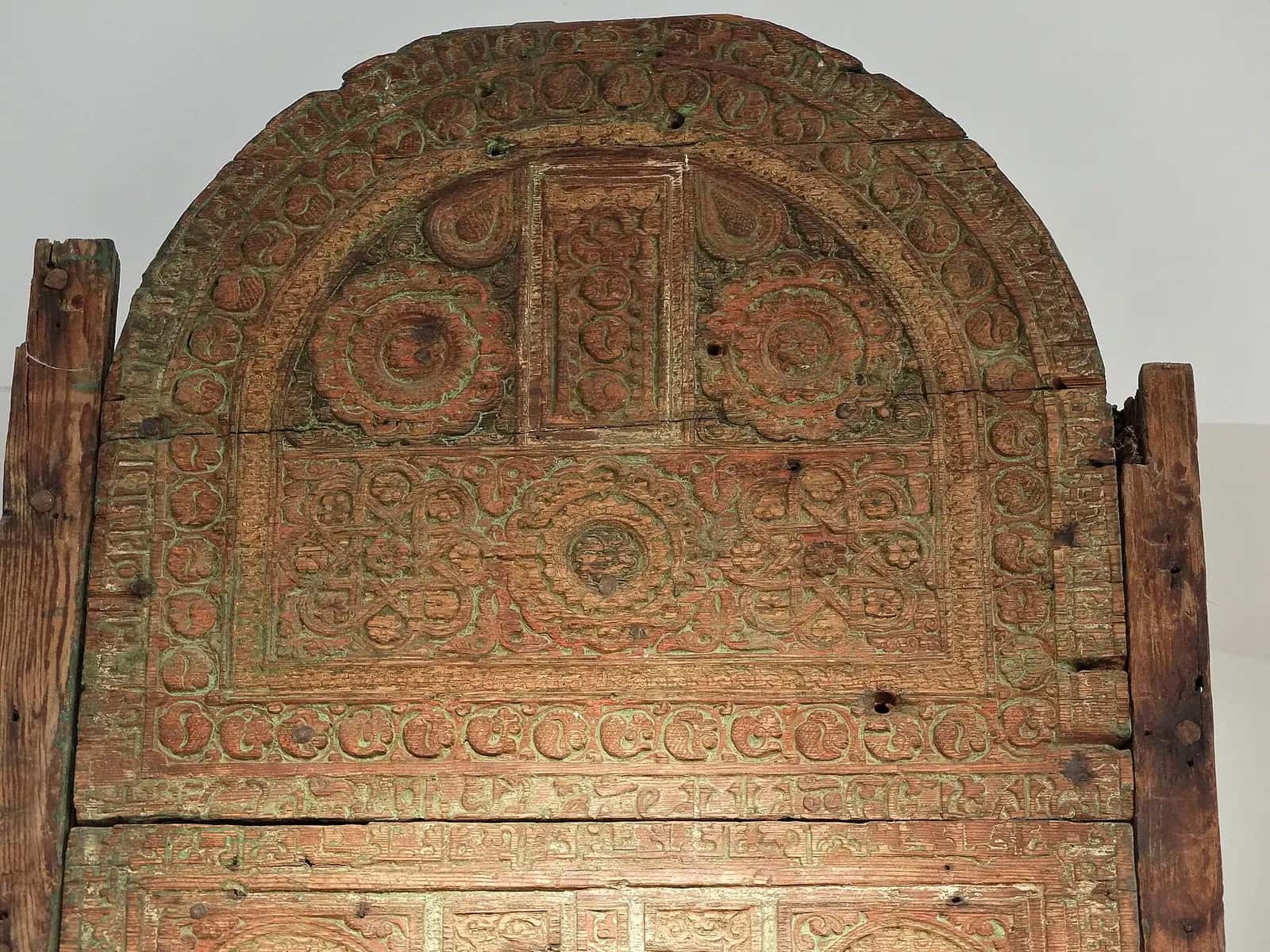 Endülüsler Camii'ne ait oymalı ahşap minber