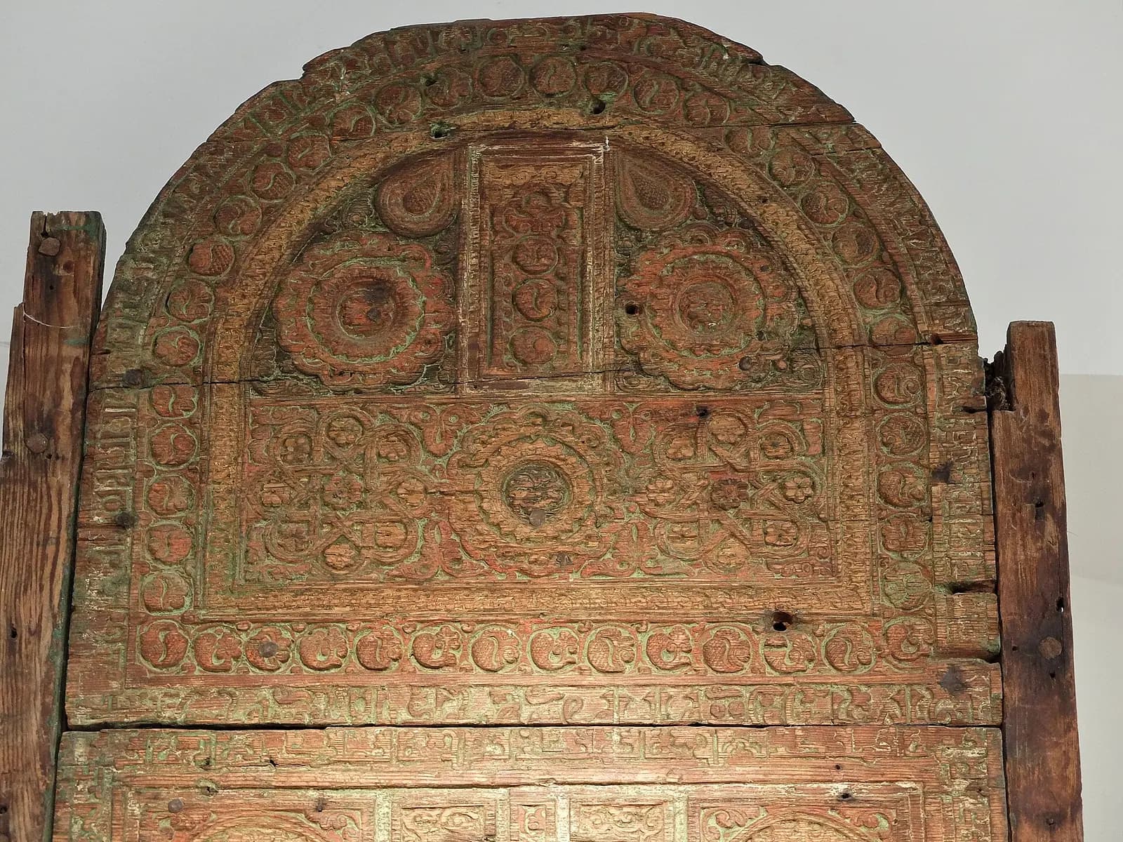 Endülüsler Camii'ne ait oymalı ahşap minber