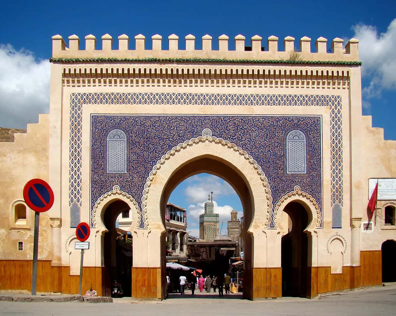 Fes el-Bâlî'nin girişindeki mavi çinili Bâbu Bûcelûd kapısı