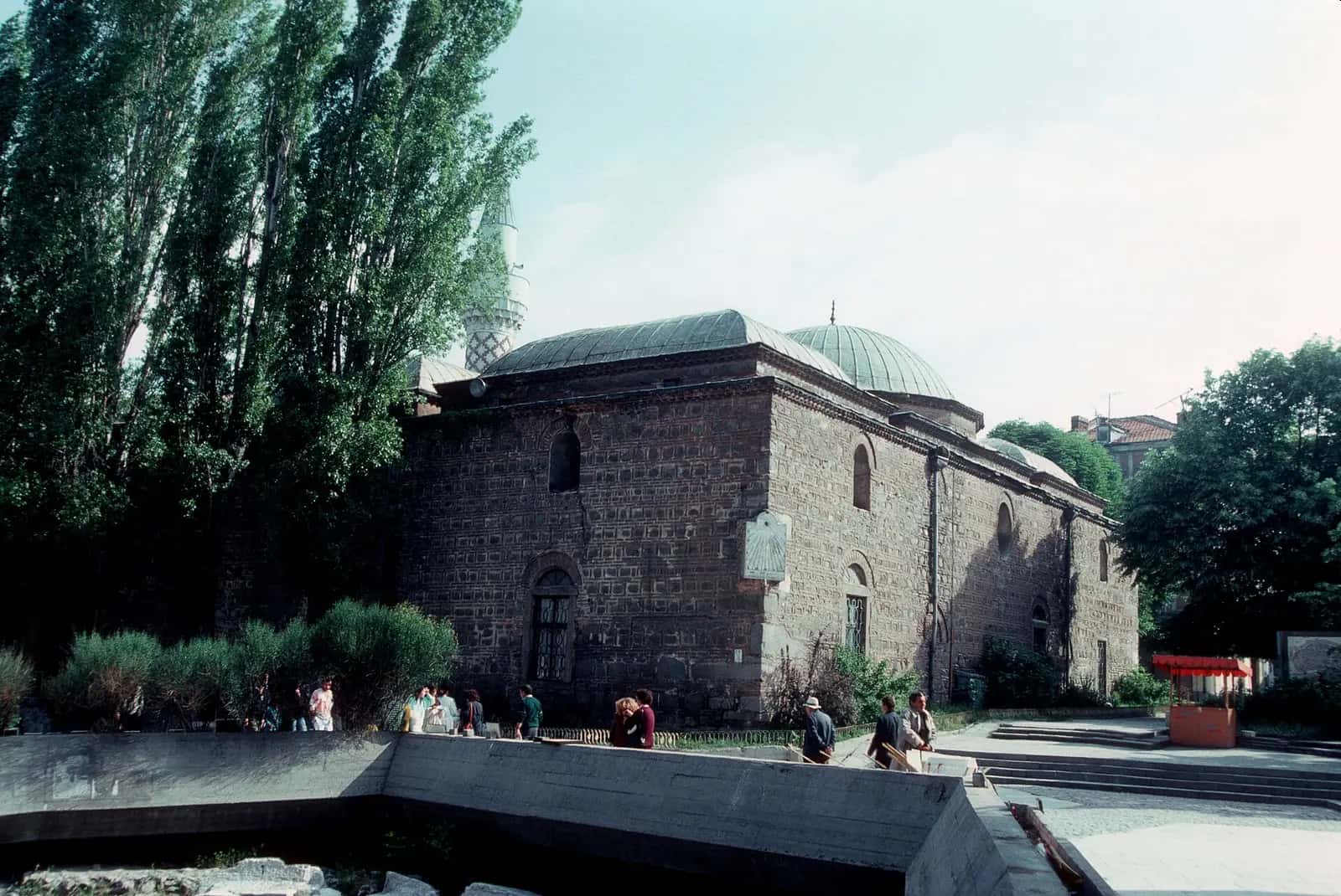 Filibe'deki Cuma Camii'nin taş-tuğla duvarları, kurşun kaplı kubbeleri ve önündeki meydan