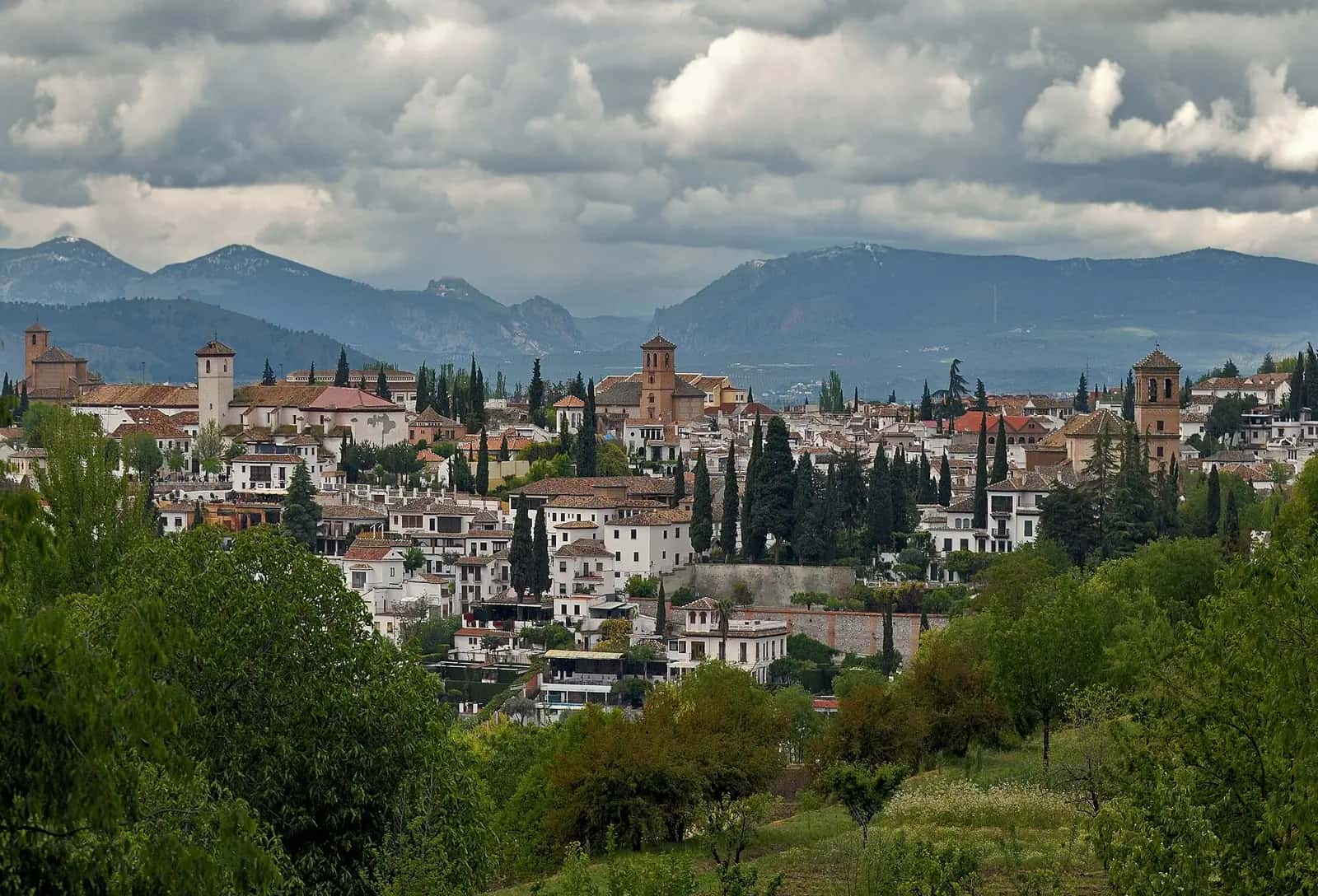 Elhamra'dan bakıldığında Albaicín tepesini kaplayan beyaz evler