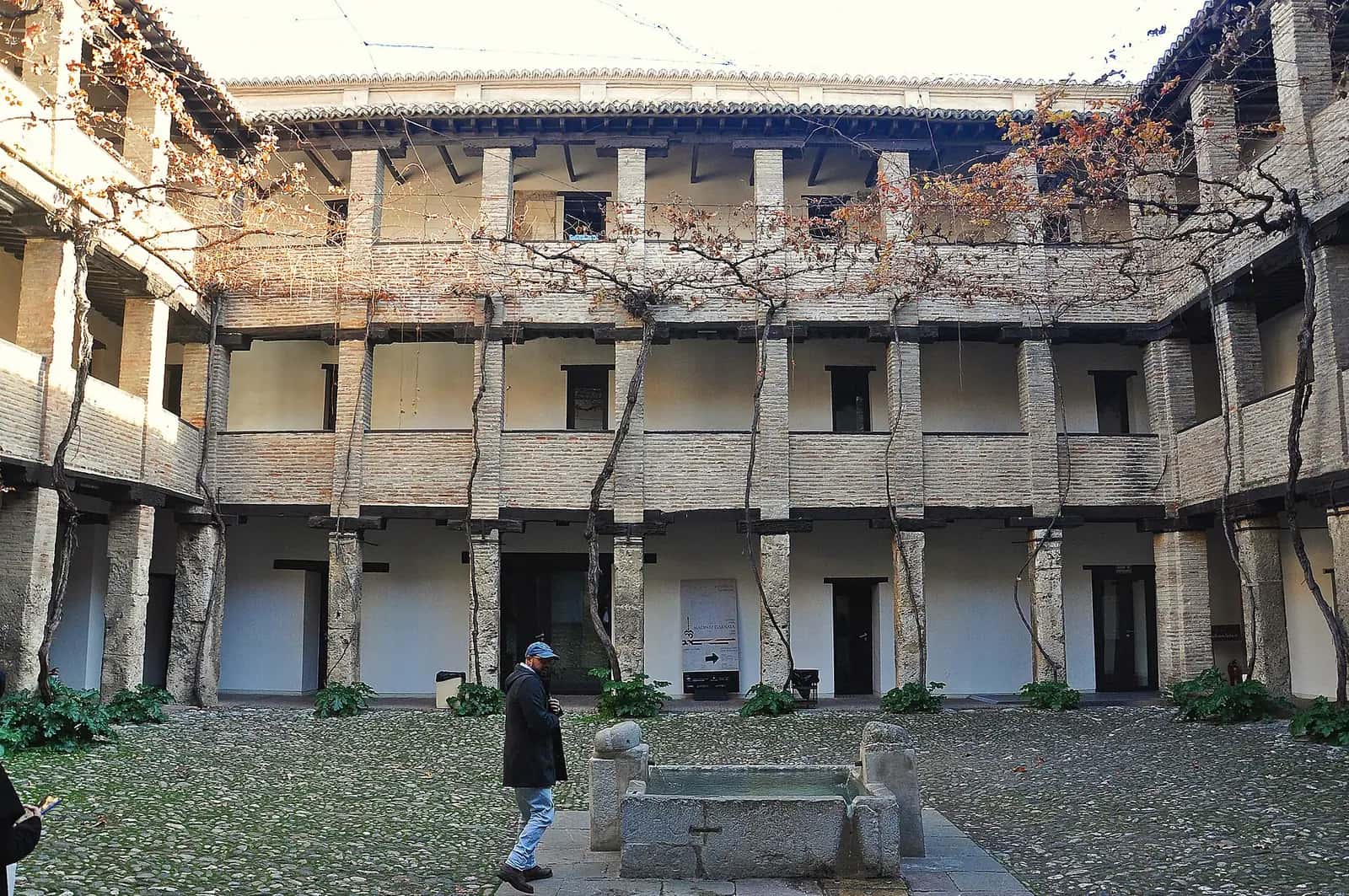 Granada'daki Corral del Carbón hanının avlusu ve çevresindeki katlı revaklar
