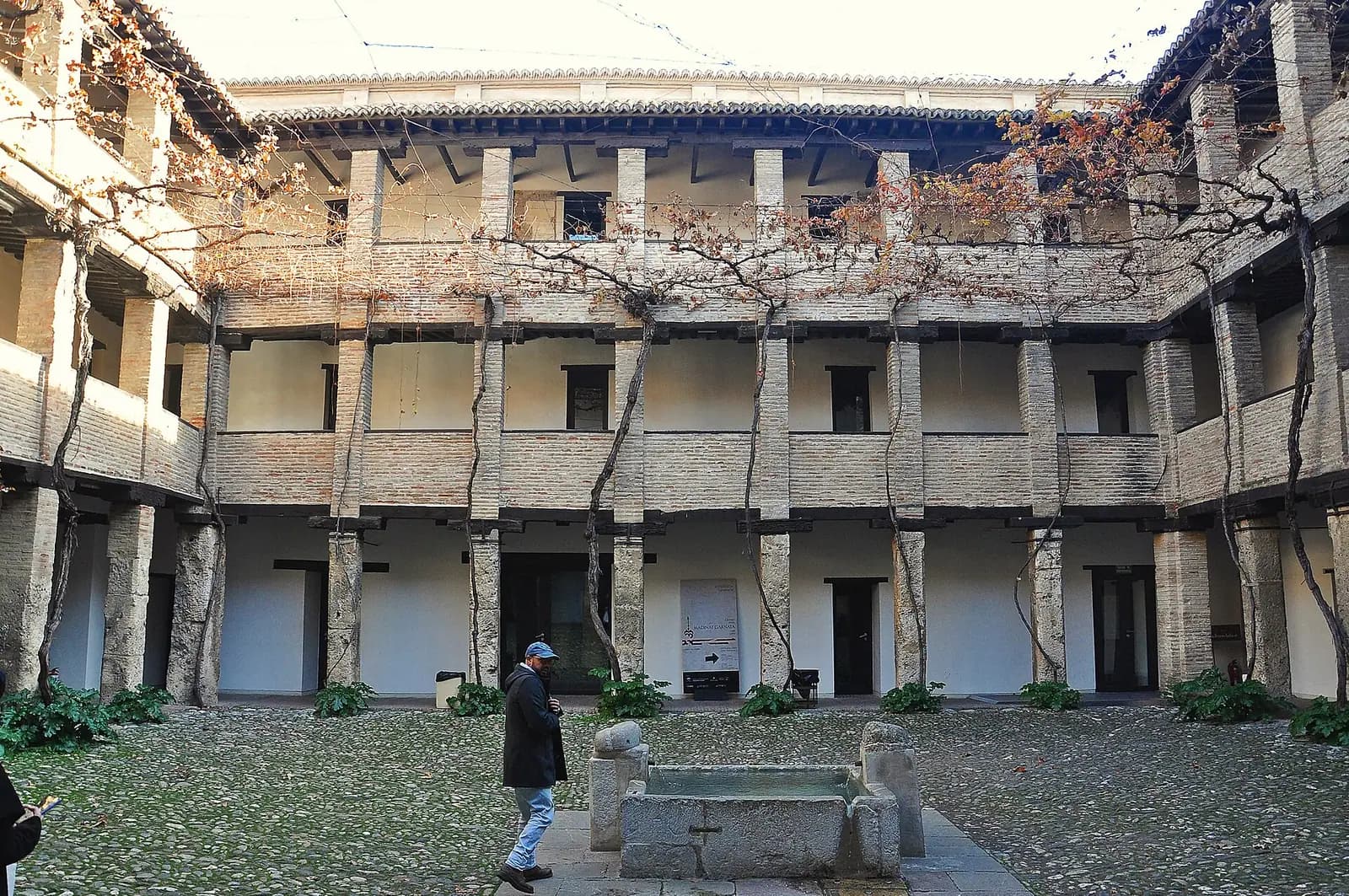 Granada'daki Corral del Carbón hanının avlusu ve çevresindeki katlı revaklar
