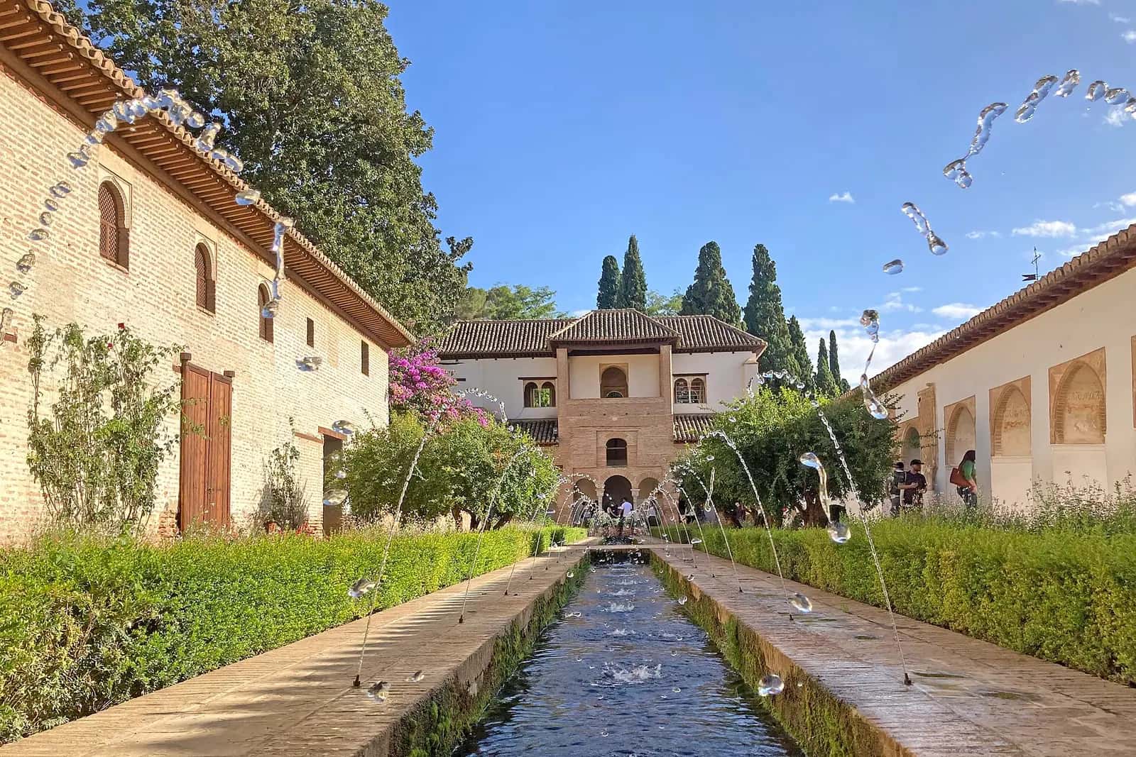 Generalife sarayı ve önündeki uzun havuzlu bahçe