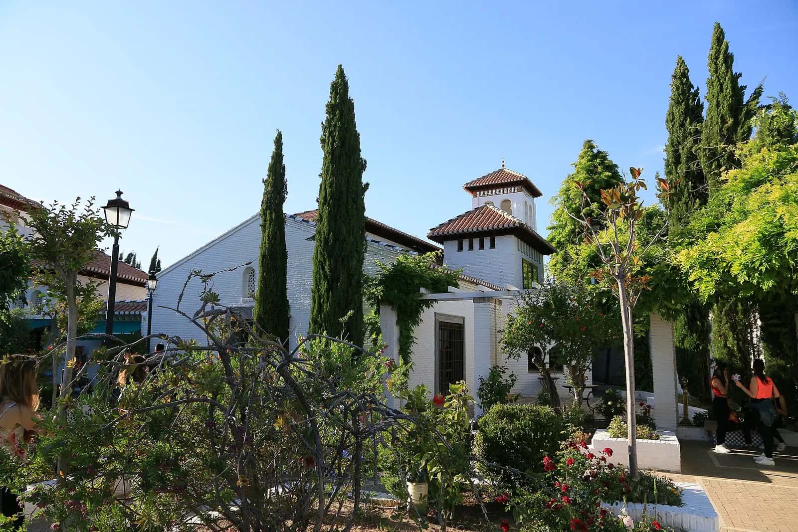 Albaicín'deki Granada Büyük Camii'nin minaresi ve bahçesi