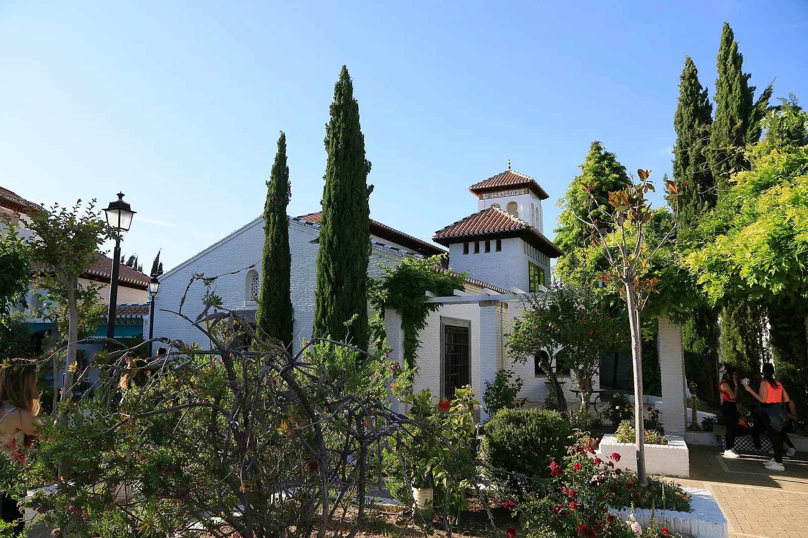 Albaicín'deki Granada Büyük Camii'nin minaresi ve bahçesi