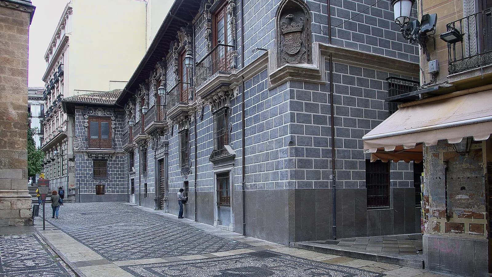 Gırnata Medresesi'nin (Madraza) avlusu ve namaz odasına açılan kemerli giriş