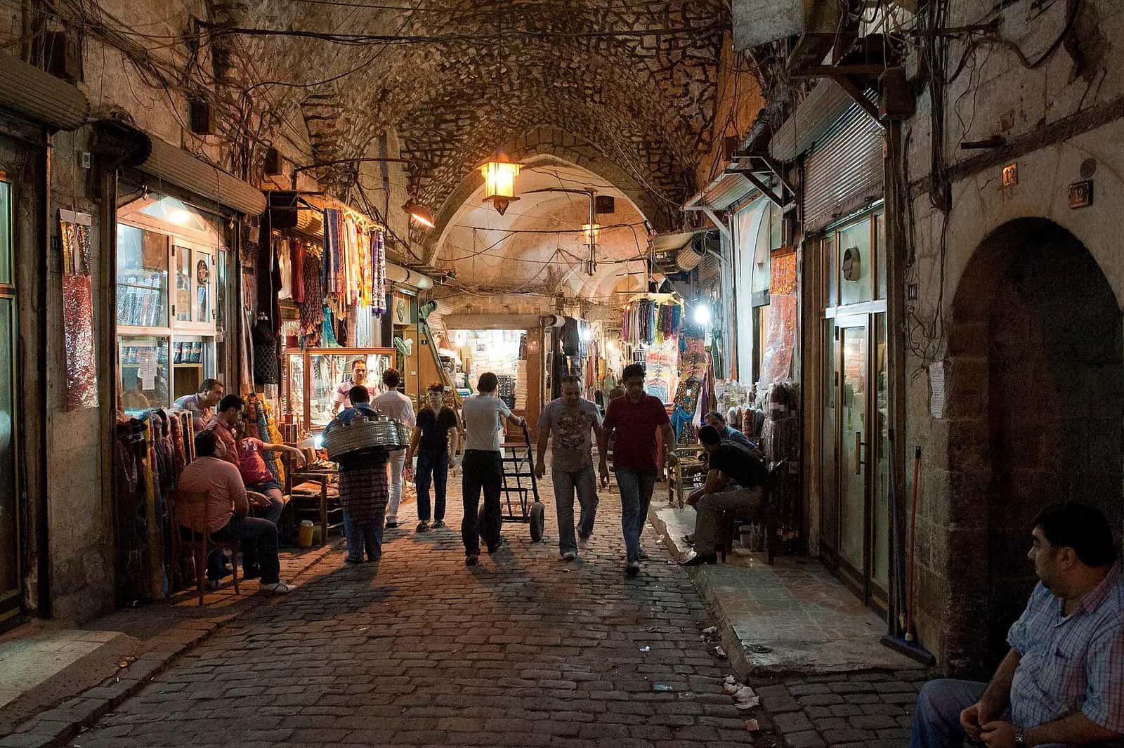 Halep'in taş tonozlu, dükkânlarla çevrili tarihî kapalı çarşısı