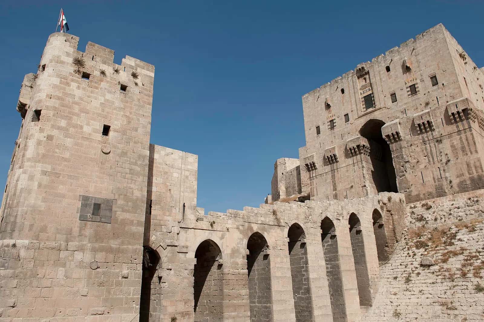 Halep Kalesi'nin taş rampası, köprüsü ve anıtsal giriş kulesi