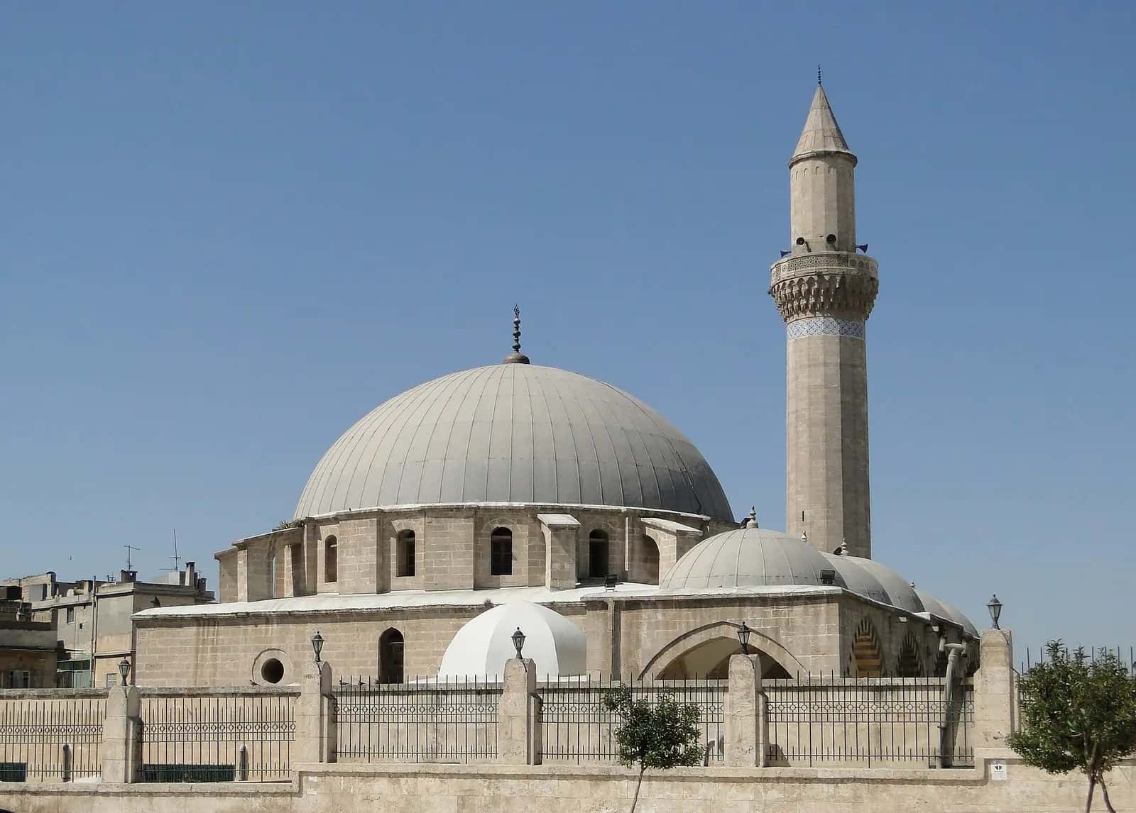 Hüsreviye Camii'nin kurşun kaplı kubbesi, yarım kubbeleri ve kalem minaresi