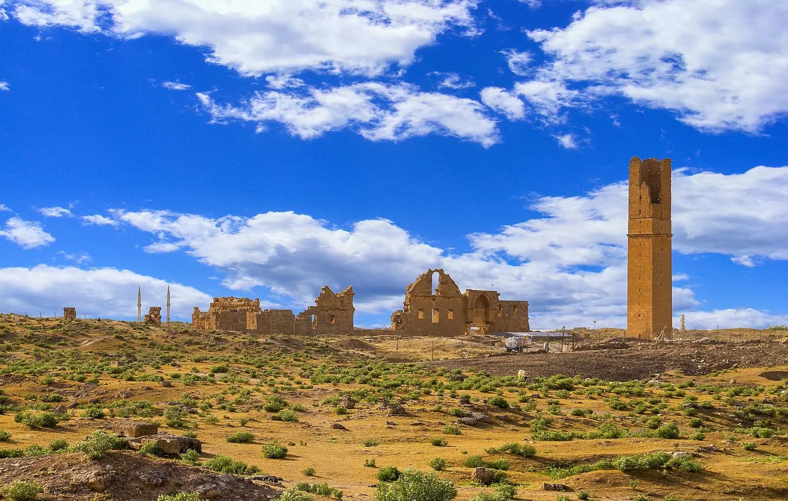 Harran Ulu Camii'nin kare gövdeli minaresi ve çevresindeki taş kalıntılar