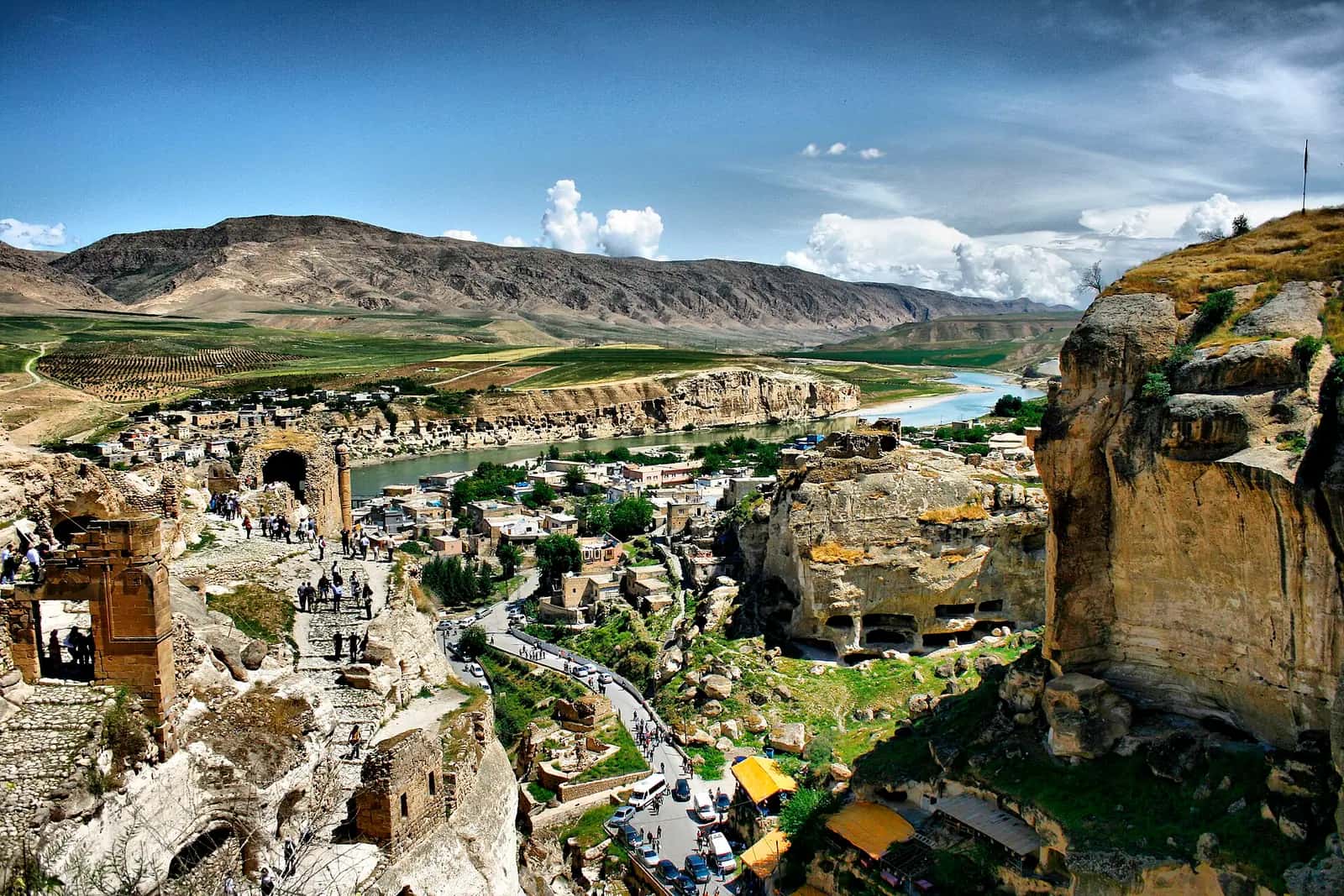 Hasankeyf Kalesi'nden Dicle vadisine ve eski yerleşime bakış