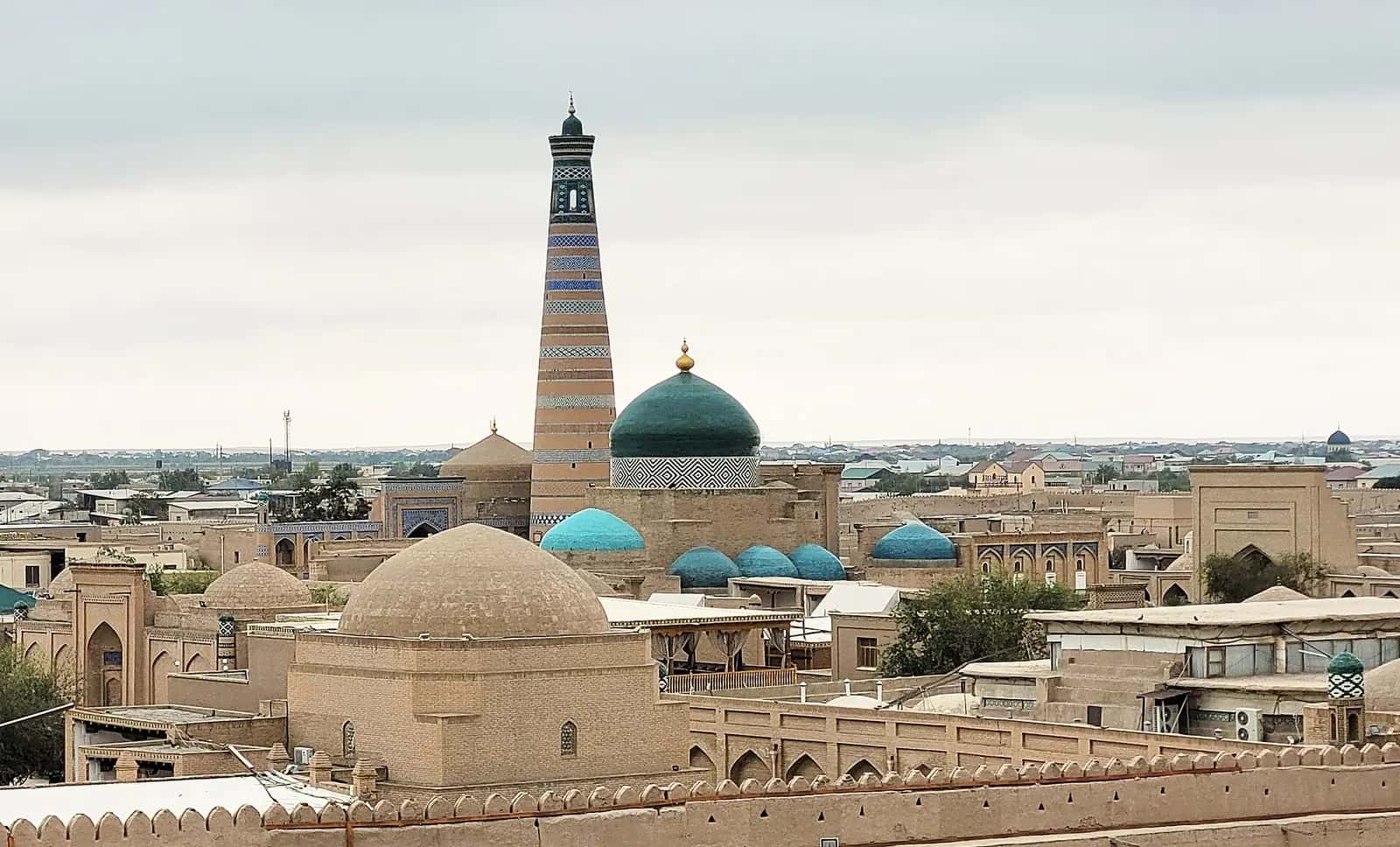 Hive'nin damları üzerinde yükselen İslam Hoca Minaresi ve Pehlivan Mahmud Türbesi'nin yeşil kubbesi