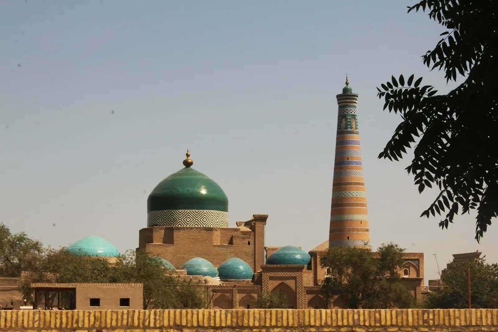 Pehlivan Mahmud Türbesi'nin yeşil çinili kubbesi ve arkasında yükselen İslam Hoca Minaresi