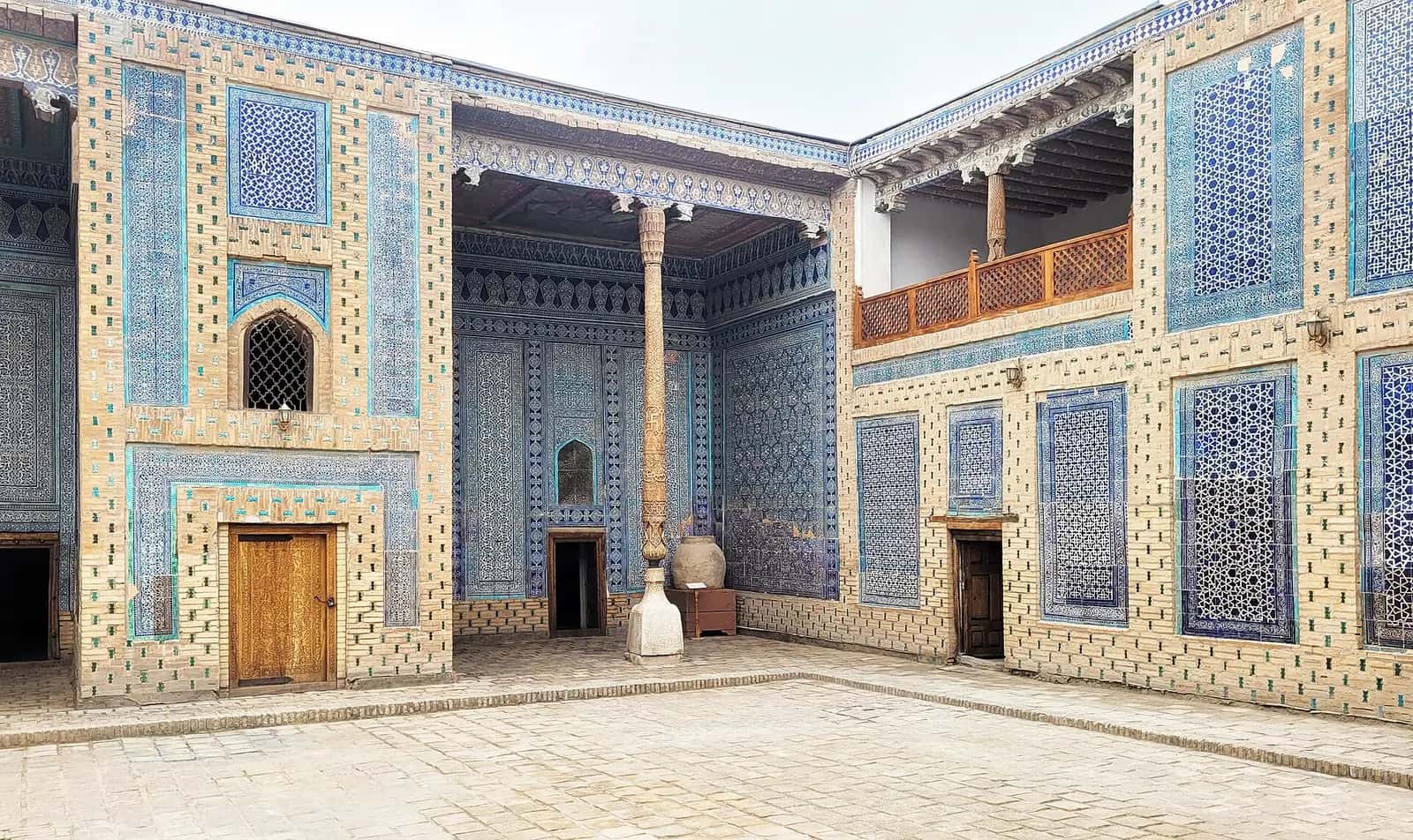 Taş Havlı Sarayı'nın harem avlusunda çinili duvarlar ve ahşap sütunlu eyvanlar