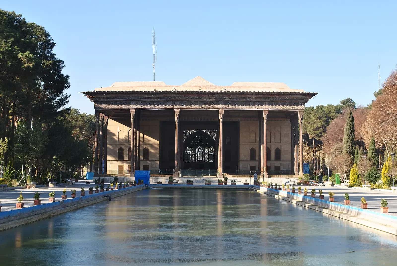 İsfahan'daki Çehel Sütun Sarayı'nın havuza yansıyan ahşap sütunlu terası.