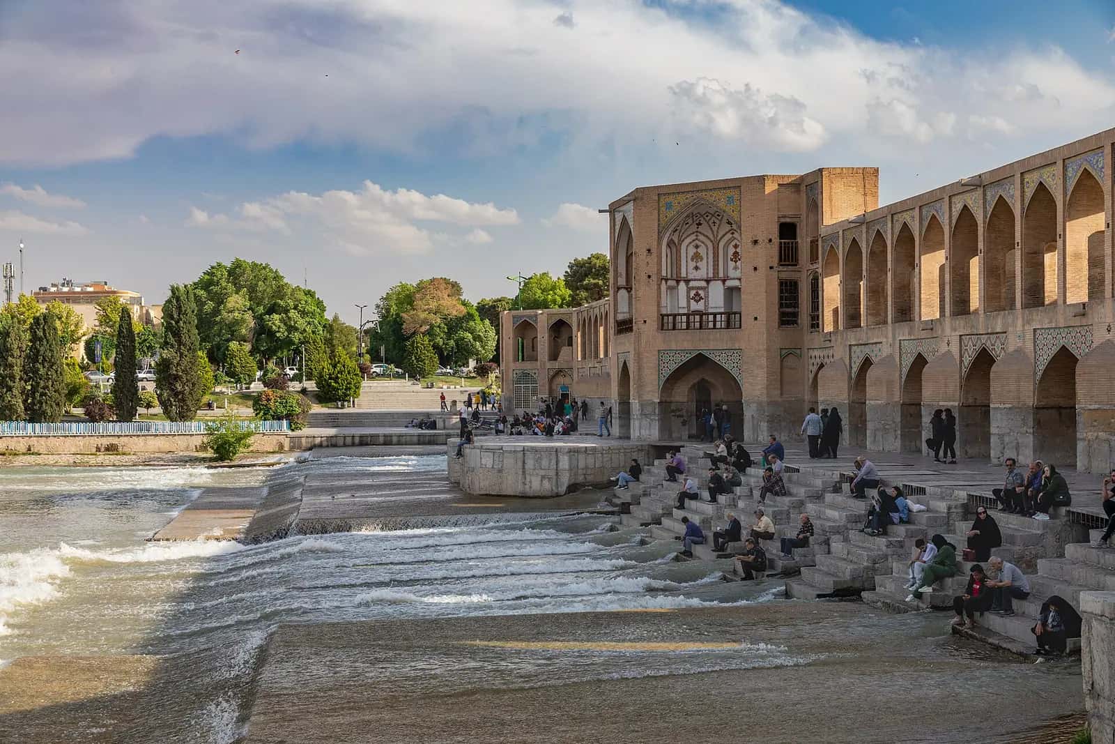 Zâyenderûd üzerindeki Hâcû Köprüsü'nün iki katlı kemerleri (2024).