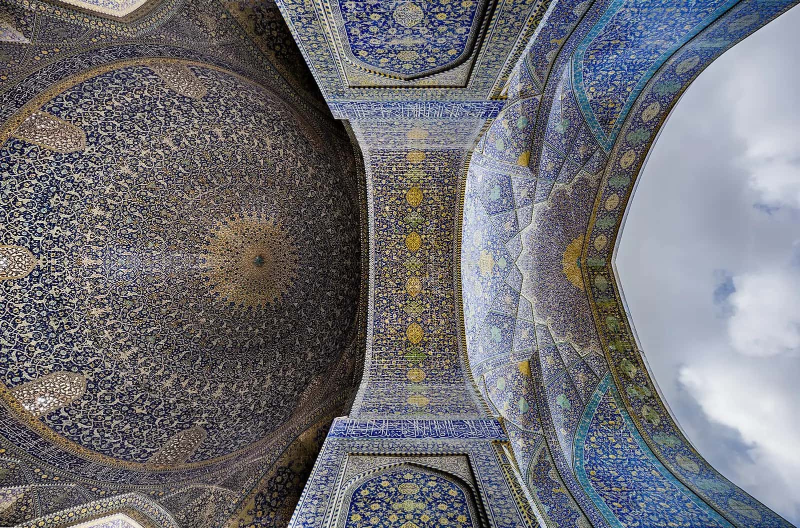 İsfahan'daki İmam (Şah) Camii'nin çinili kubbesi ve eyvanları.
