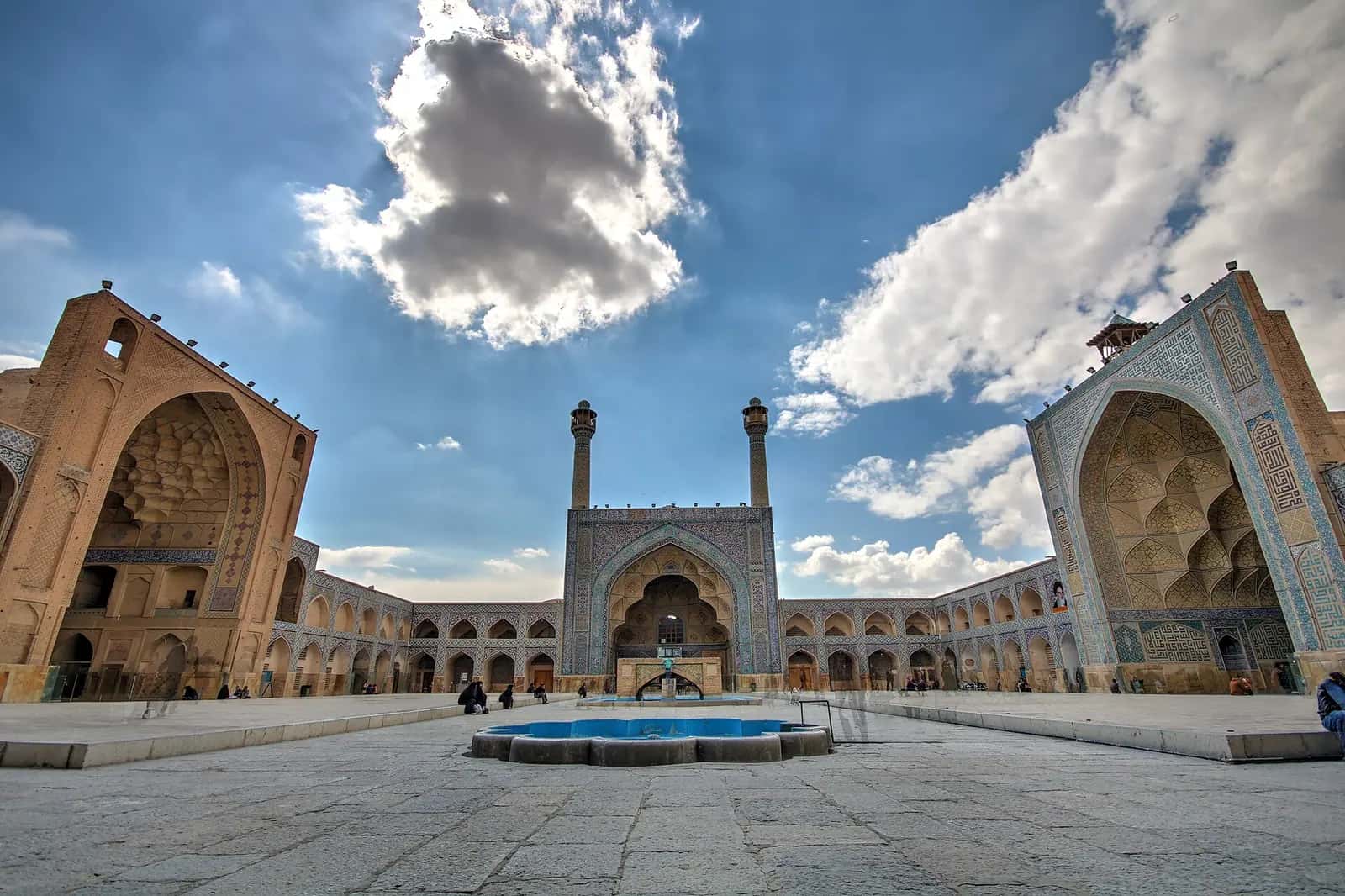 İsfahan Cuma Camii'nin tuğla tonozlu iç mekânı.