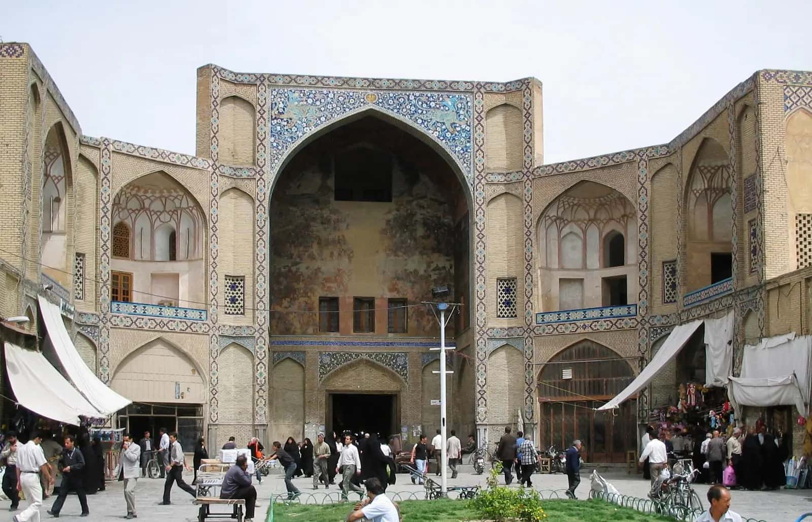 Nakş-ı Cihan Meydanı'ndan İsfahan kapalıçarşısının girişi.