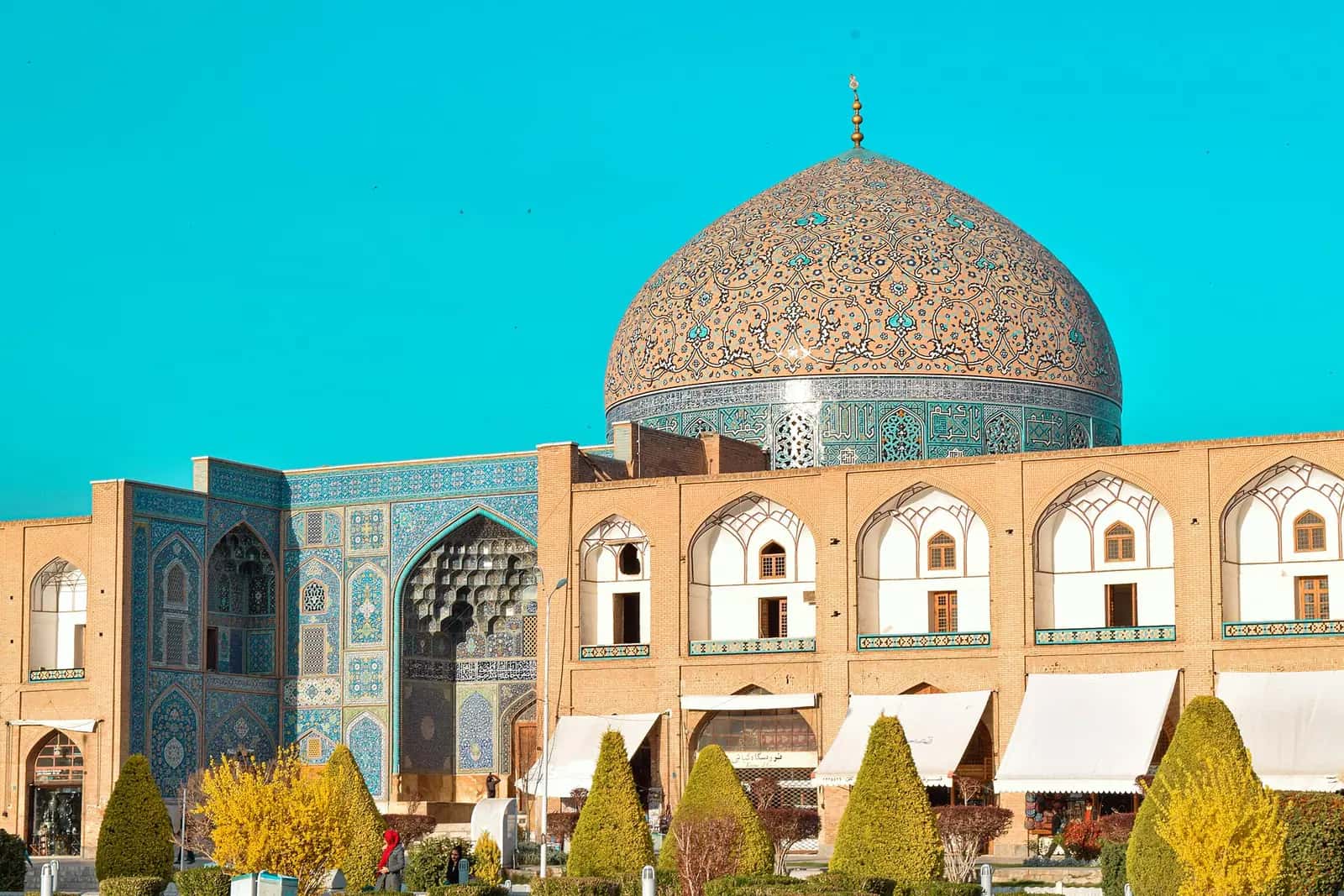 Nakş-ı Cihan Meydanı'ndaki Şeyh Lütfullah Camii'nin kubbesi ve taçkapısı.