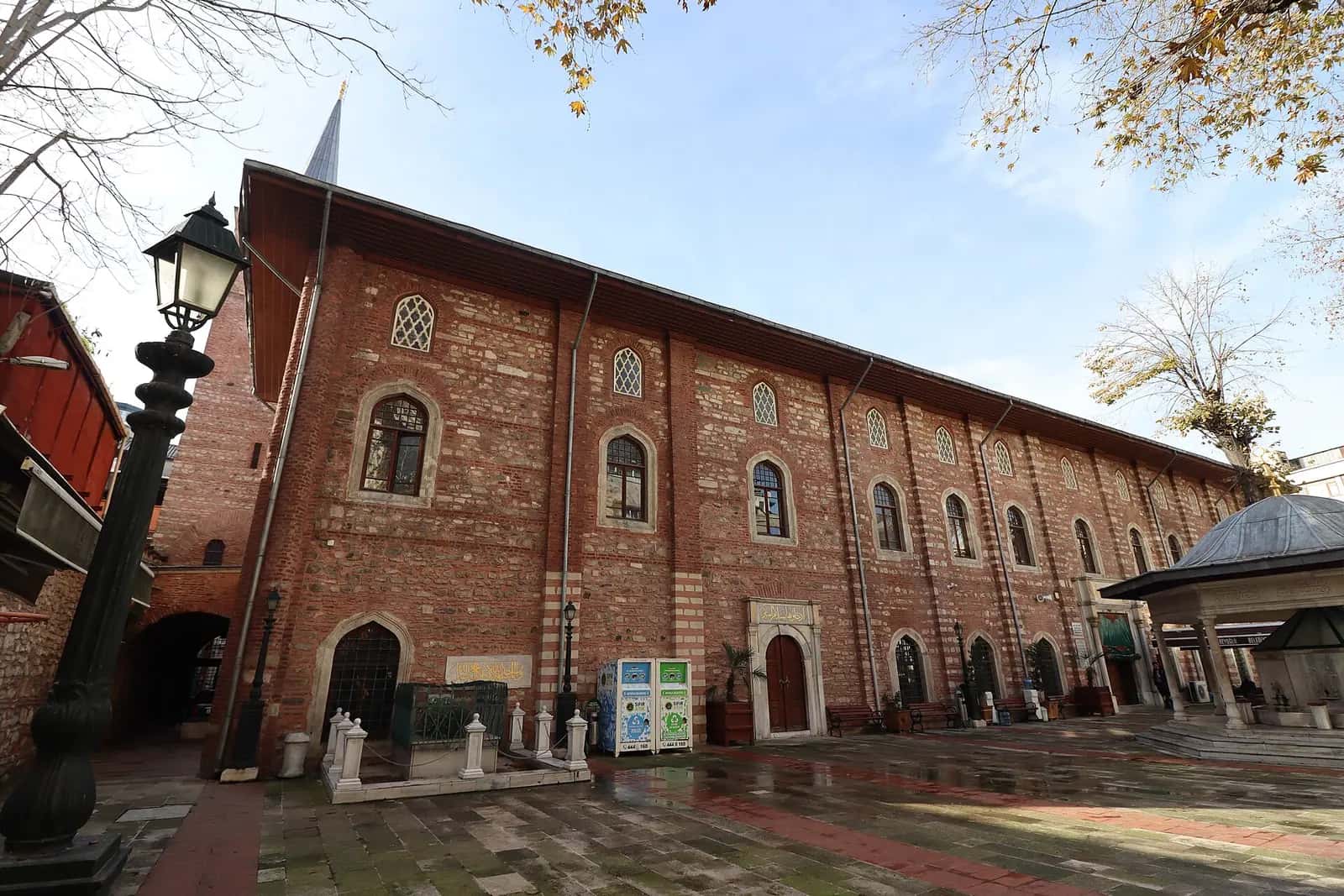 Galata'daki Arap Camii'nin çan kulesinden dönüştürülmüş kare minaresi ve uzun gövdesi.