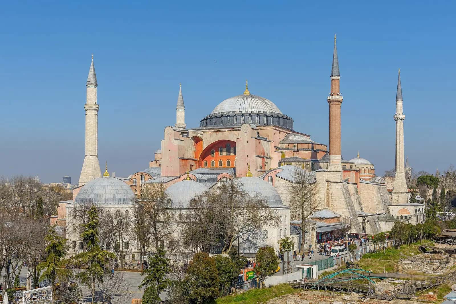 Ayasofya'nın dört minaresi ve büyük kubbesiyle dışarıdan genel görünümü.
