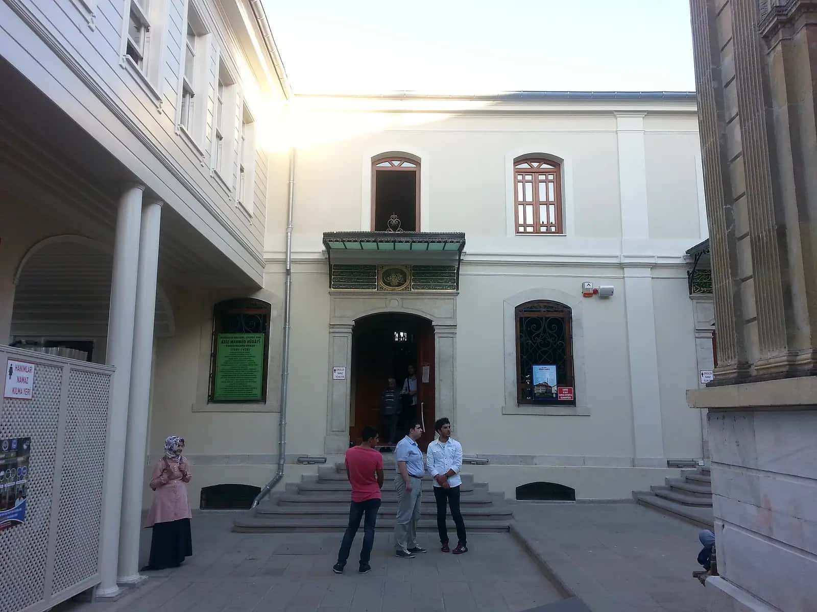 Üsküdar'daki Aziz Mahmud Hüdâyî Camii'nin avlusu ve ahşap çatılı yapısı.