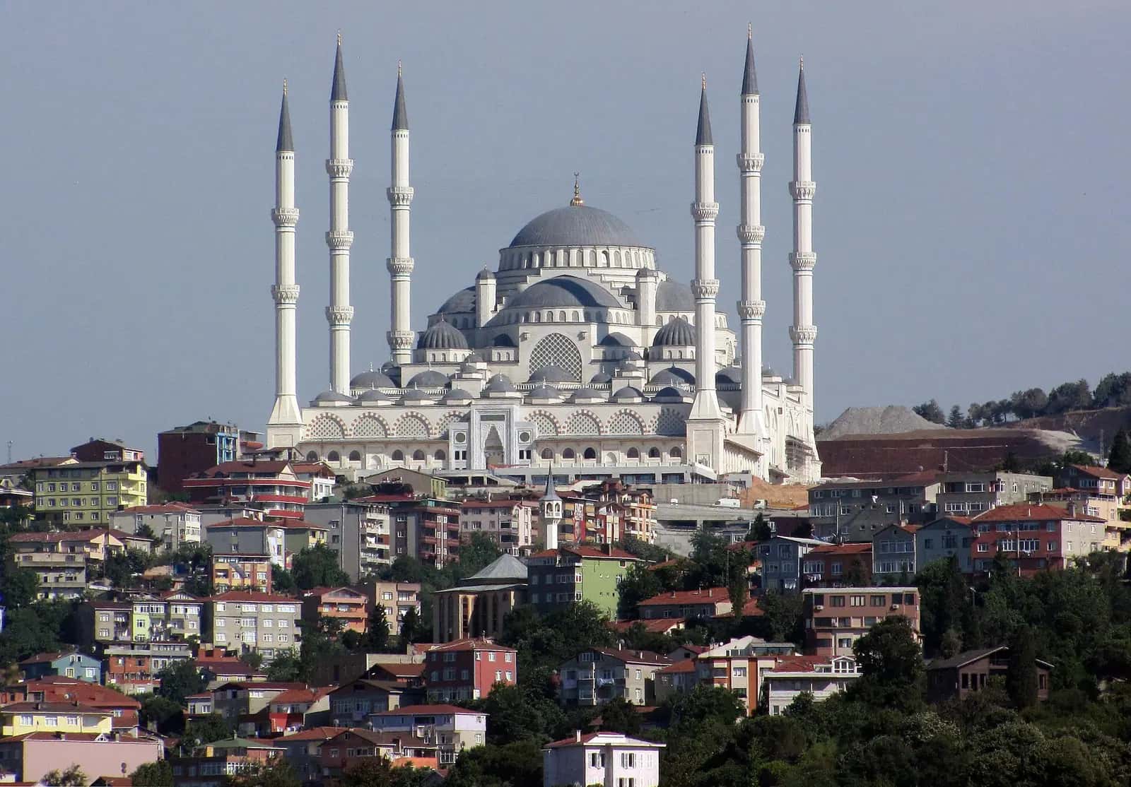 Çamlıca Tepesi'ndeki Büyük Çamlıca Camii'nin büyük kubbesi ve altı minaresi.