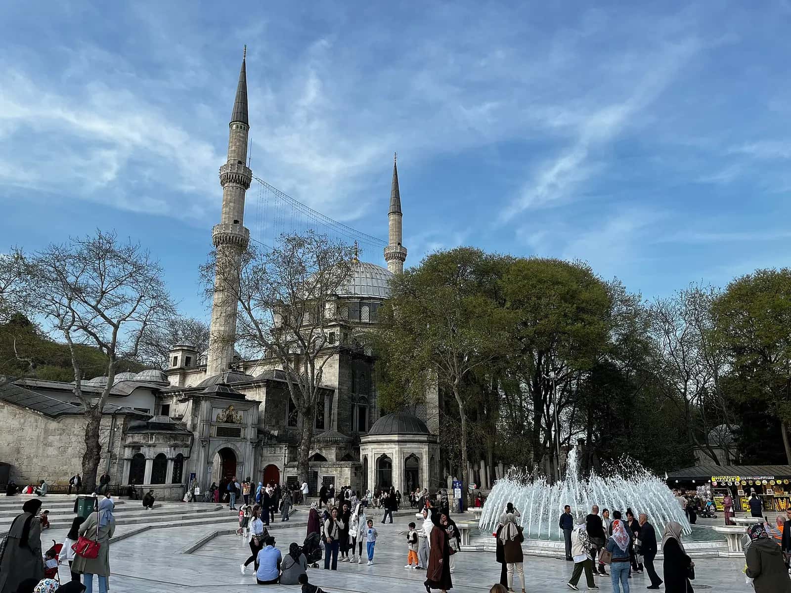 Eyüpsultan meydanından Eyüp Sultan Camii'nin kubbesi ve iki minaresi.