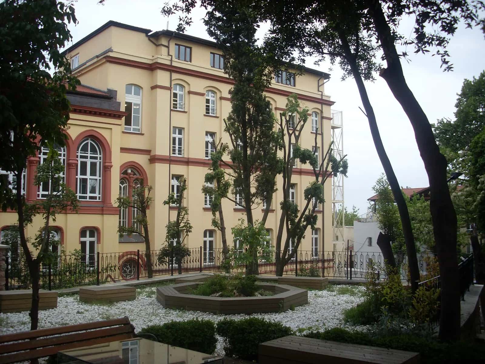 Galata Mevlevîhânesi'nin ahşap semahanesi ve çevresindeki mahfiller.