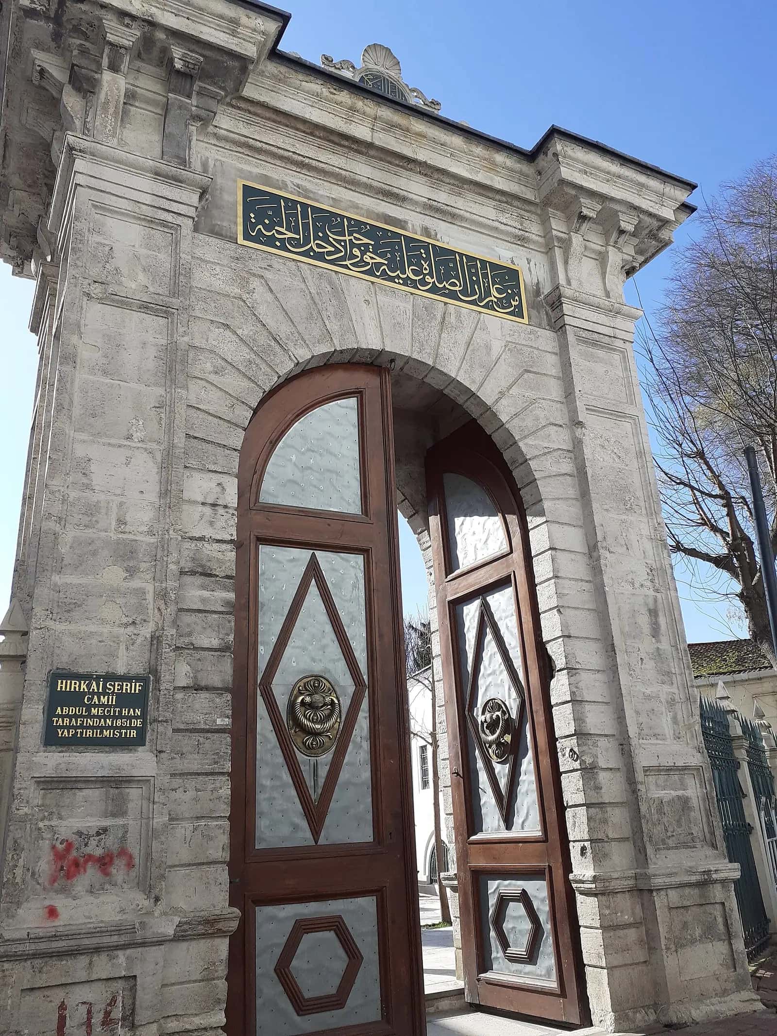 Fatih'teki Hırka-i Şerif Camii'nin dışarıdan görünümü.
