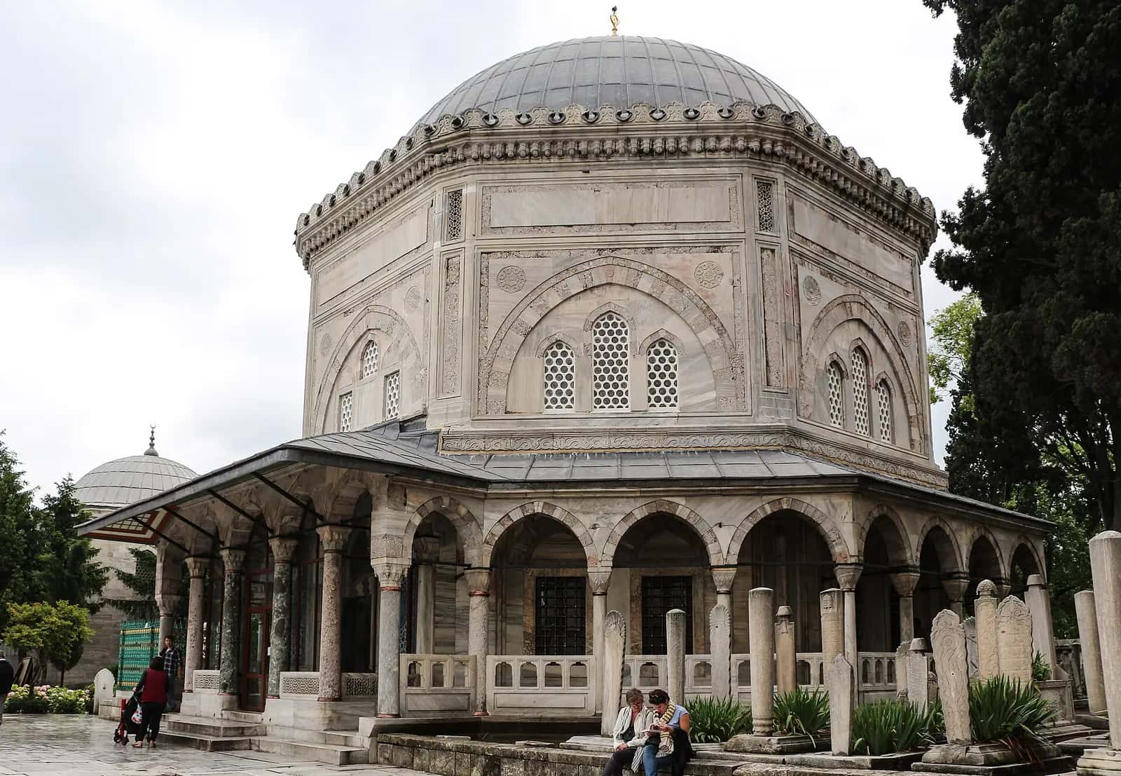 Süleymaniye hazîresindeki Kanuni Sultan Süleyman Türbesi'nin revaklı sekizgen gövdesi ve kubbesi.