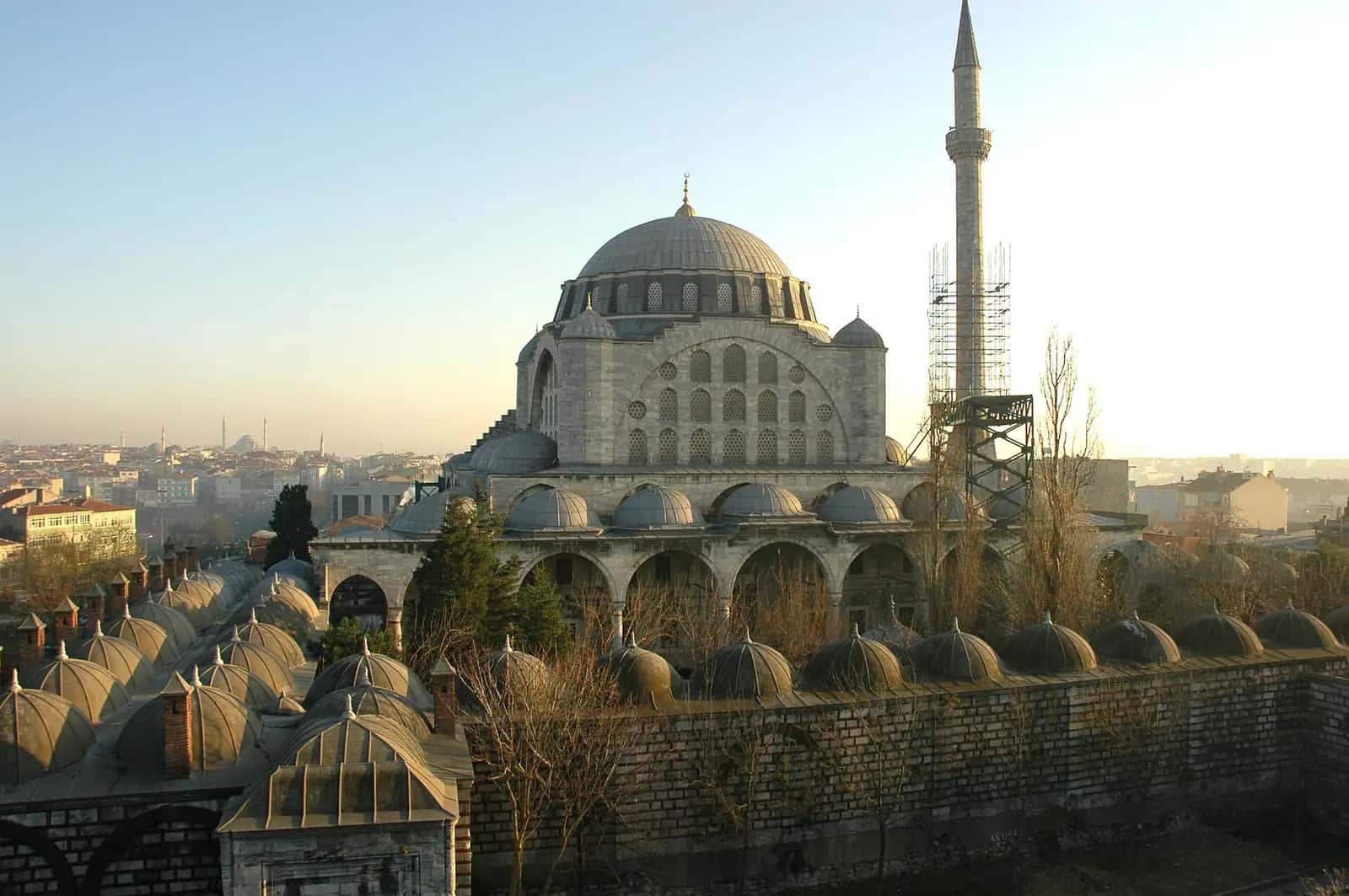 Edirnekapı Mihrimah Sultan Camii'nin tek minaresi ve pencereli kubbe kasnağıyla dış görünümü.