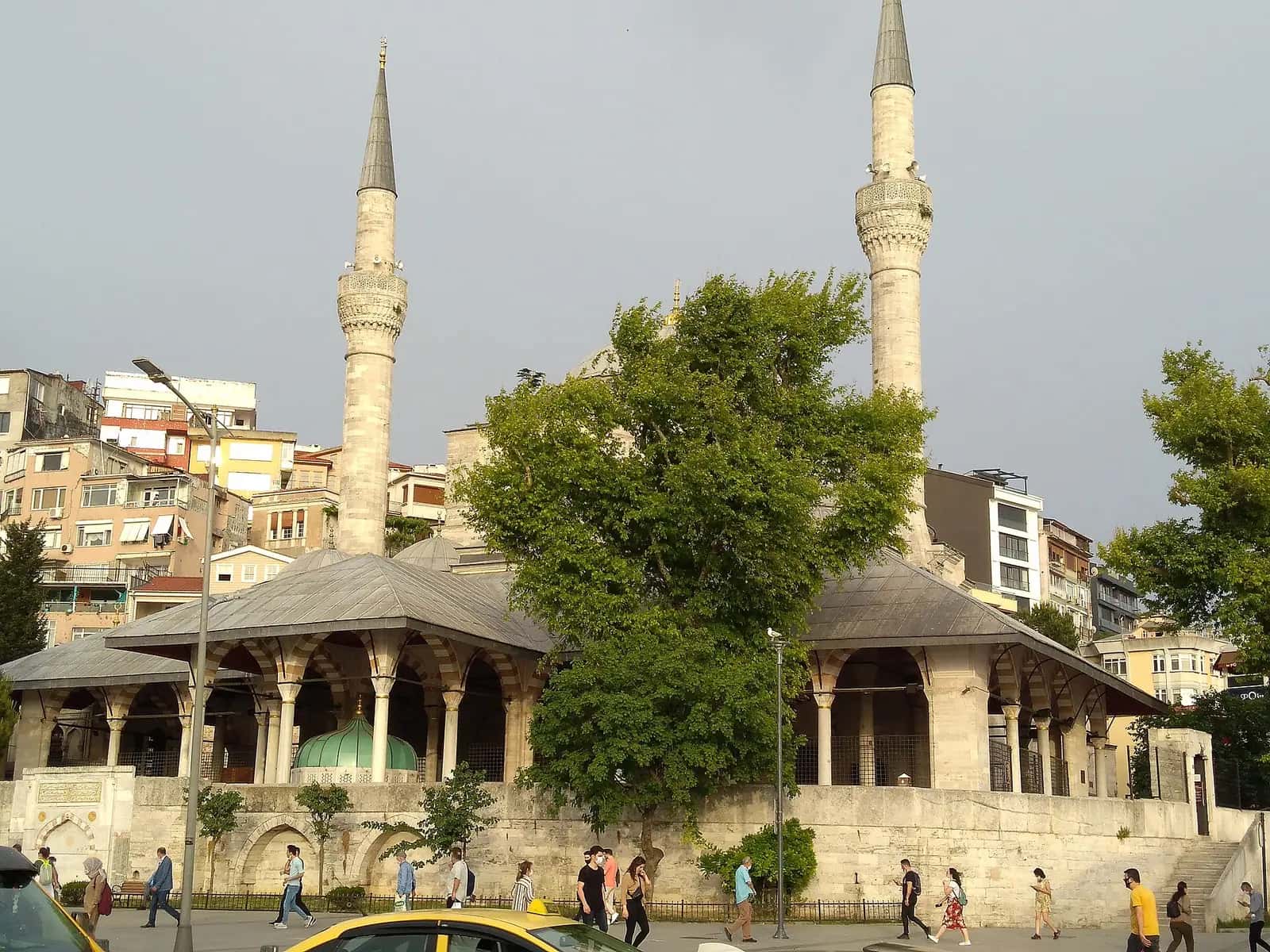 Üsküdar meydanındaki Mihrimah Sultan Camii'nin revaklı cephesi ve iki minaresi.